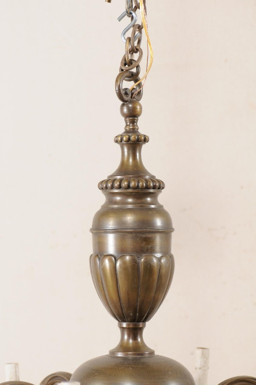 20ième siècle Lustre français du milieu du XXe siècle en bronze à six lumières en vente