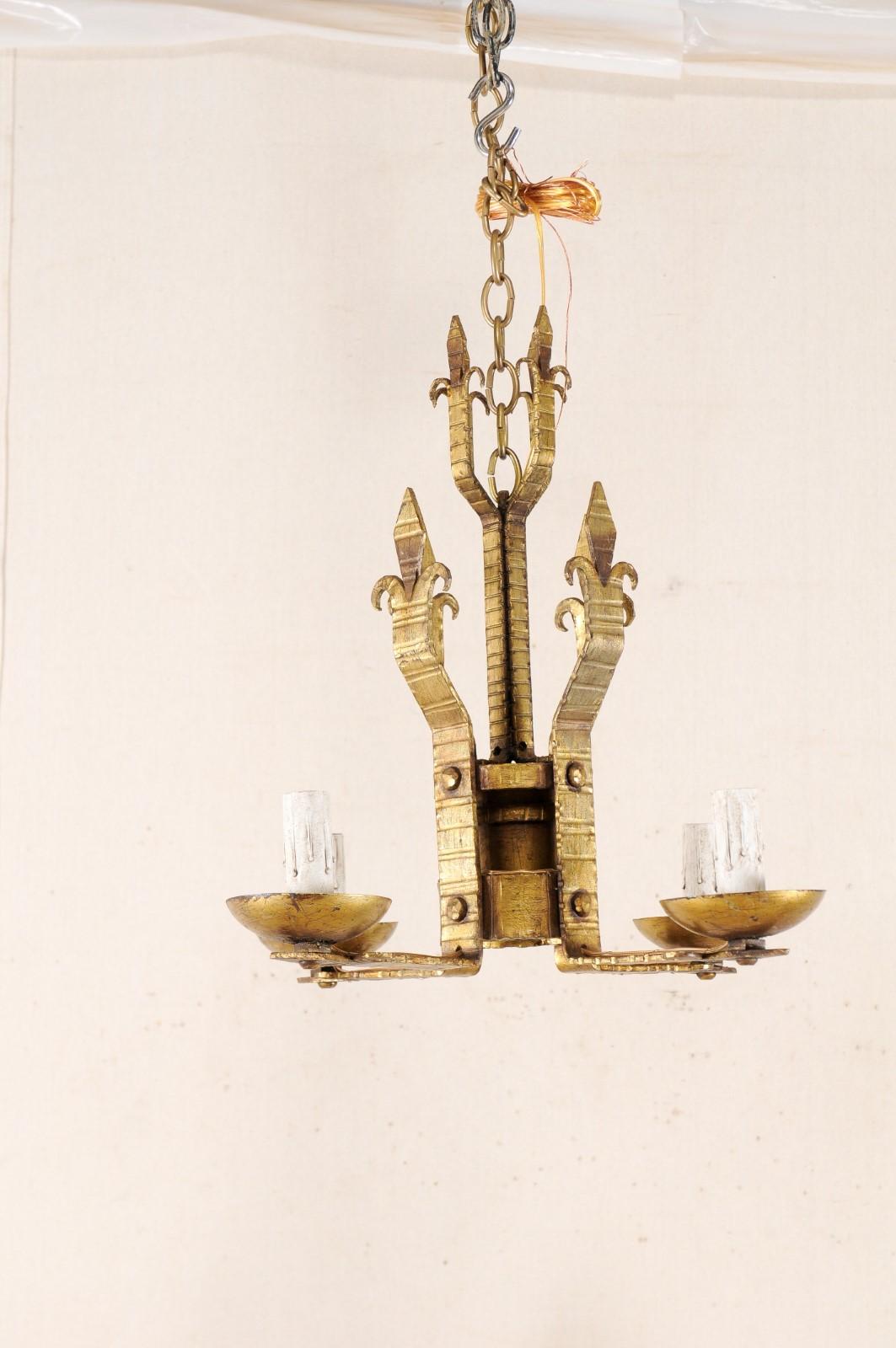 French Mid-20th Century Four-Light Gold Iron Chandelier in Fleur de Lys Motif For Sale 1