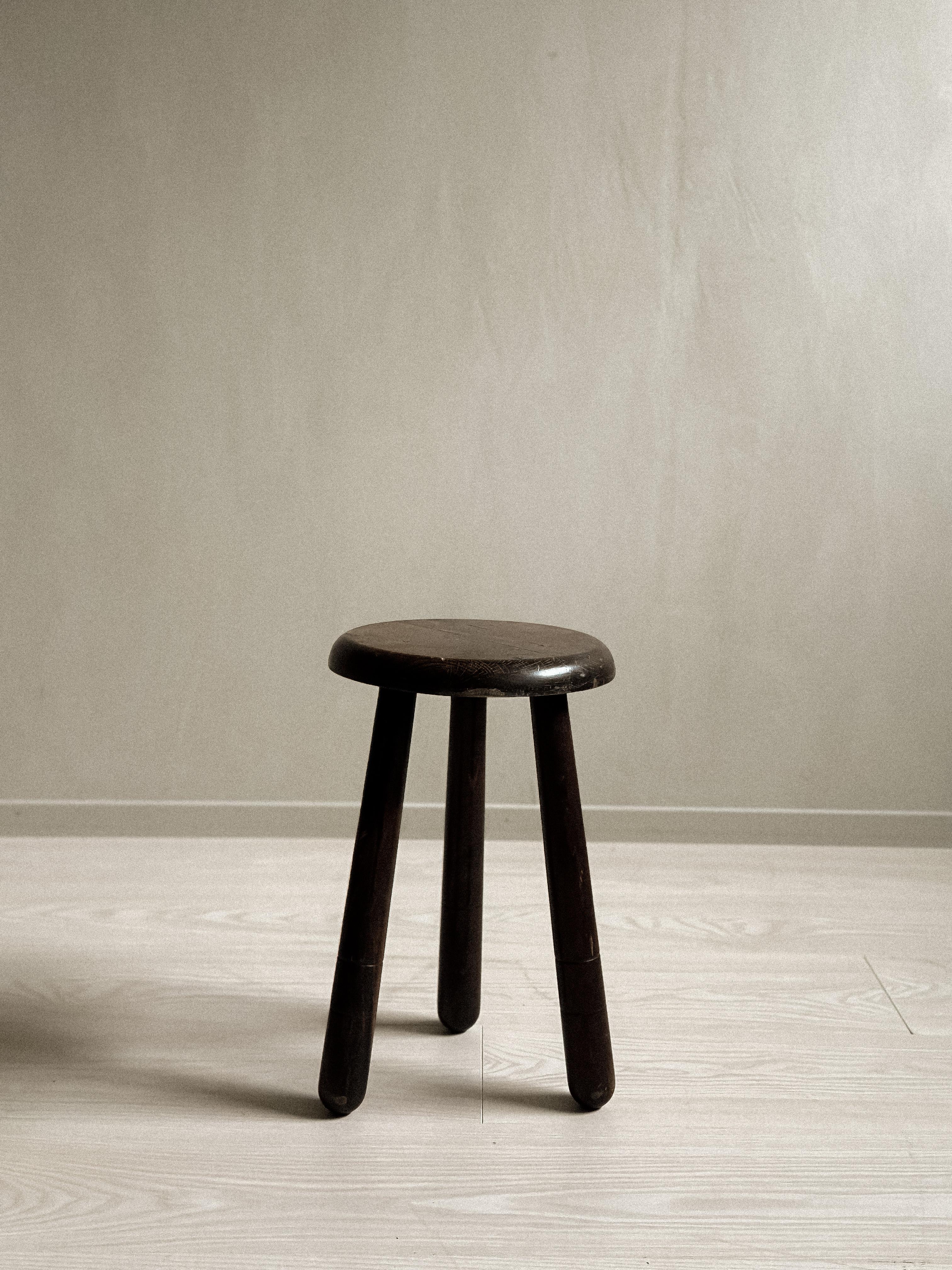 A French Mid-Century milking stool by unknown designer, France, c. 1960s. Dark stained oak with lovely patina. In good vintage conditioon with wear consitent with age and use. 