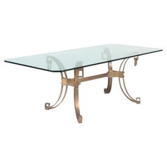 Tavolo da pranzo moderno francese in bronzo massiccio con piano in vetro (1940).
