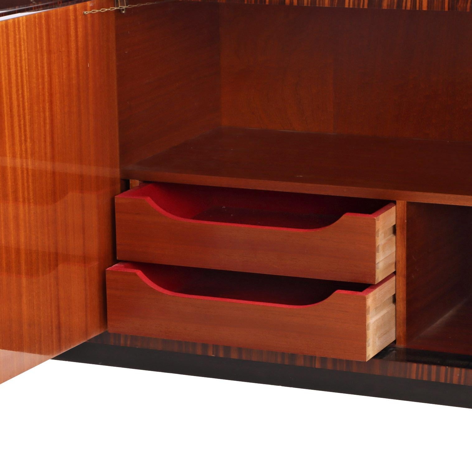Mid-Century moderno Credenza/armadio da bar in ebano Macassar di stile modernista francese, C.C. 1960 in vendita