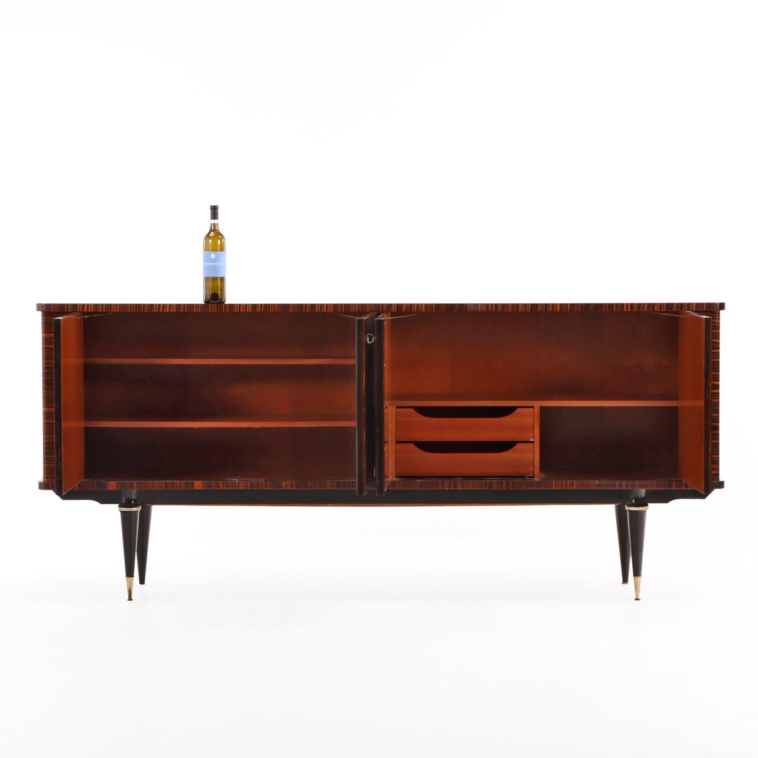 XX secolo Credenza/armadio da bar in ebano Macassar di stile modernista francese, C.C. 1960 in vendita