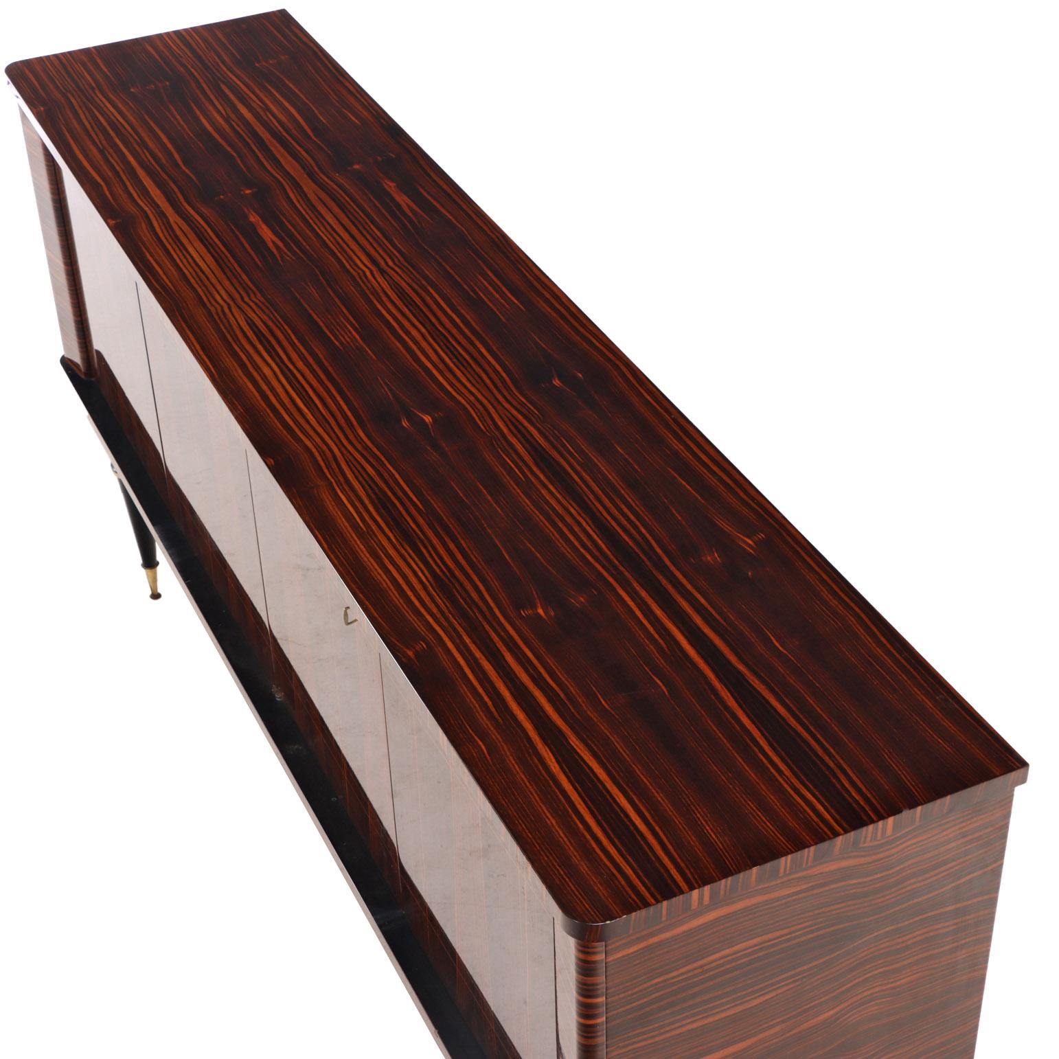 Credenza/armadio da bar in ebano Macassar di stile modernista francese, C.C. 1960 in vendita 1