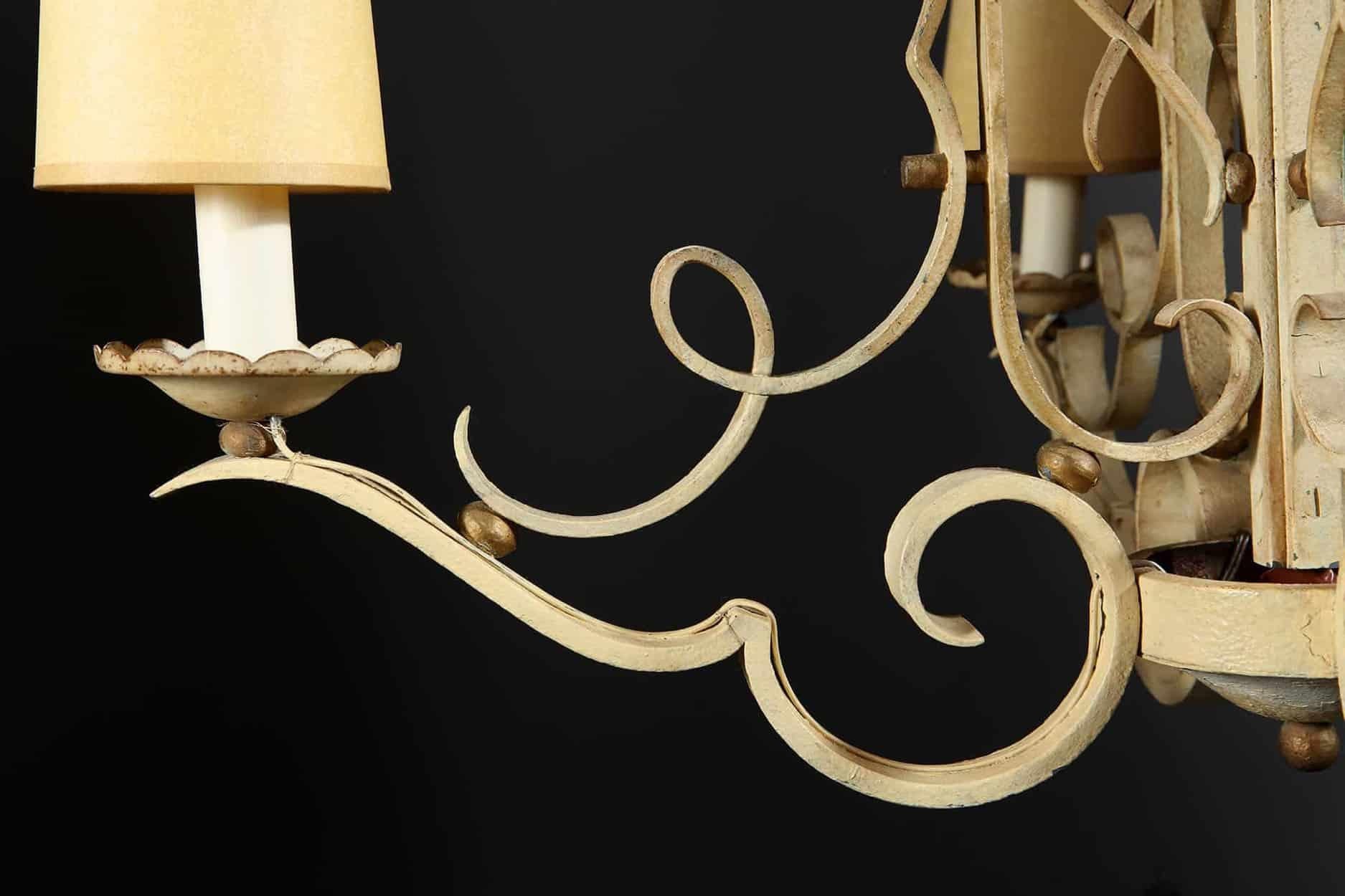 Französisch Modernist Weiß lackiert Eisen Kronleuchter (Art déco) im Angebot