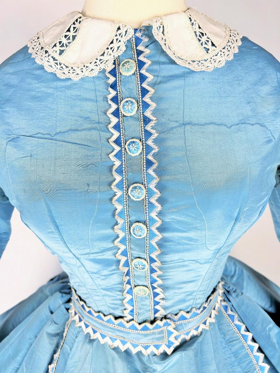 A French moiré silk day Crinoline dress Circa 1865 In Good Condition In Toulon, FR