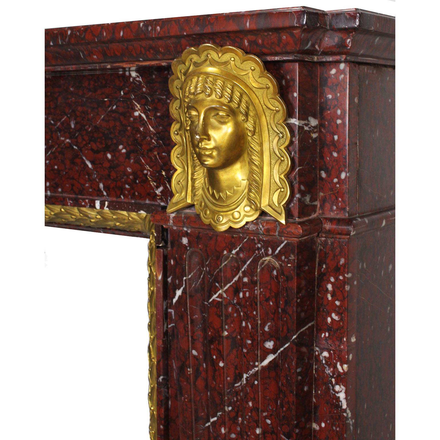 Manteau de cheminée français Napoléon III sculpté en marbre griotte et bronze doré, à poser en vente 2