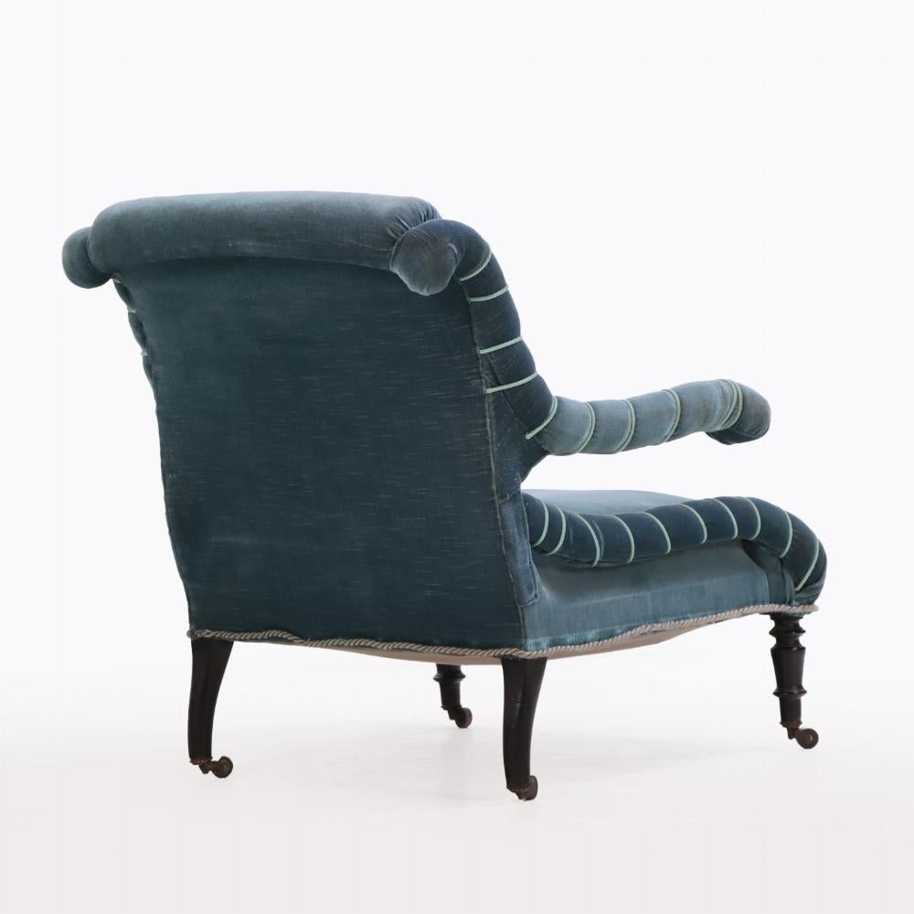 Una raffinata (ma divertente) poltrona Napoleone III caratterizzata dal classico design dei braccioli 