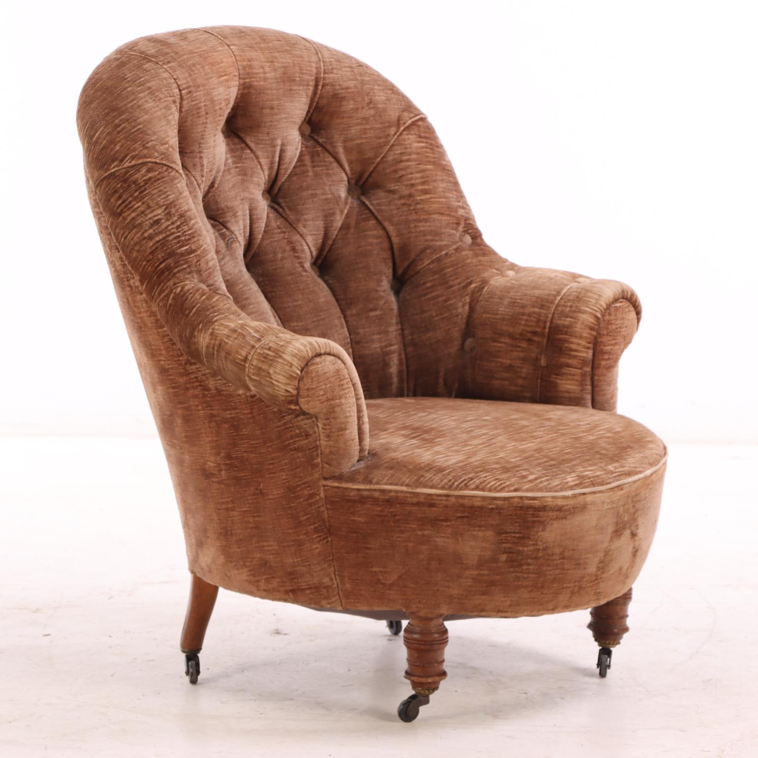 Elegante poltrona da salotto con imbottitura a bottoni, cresta arrotondata e braccioli leggermente svasati. Sostenuto da piedi torniti, questo pezzo esemplifica il comfort raffinato e l'artigianato decorativo caratteristico del periodo di Napoleone