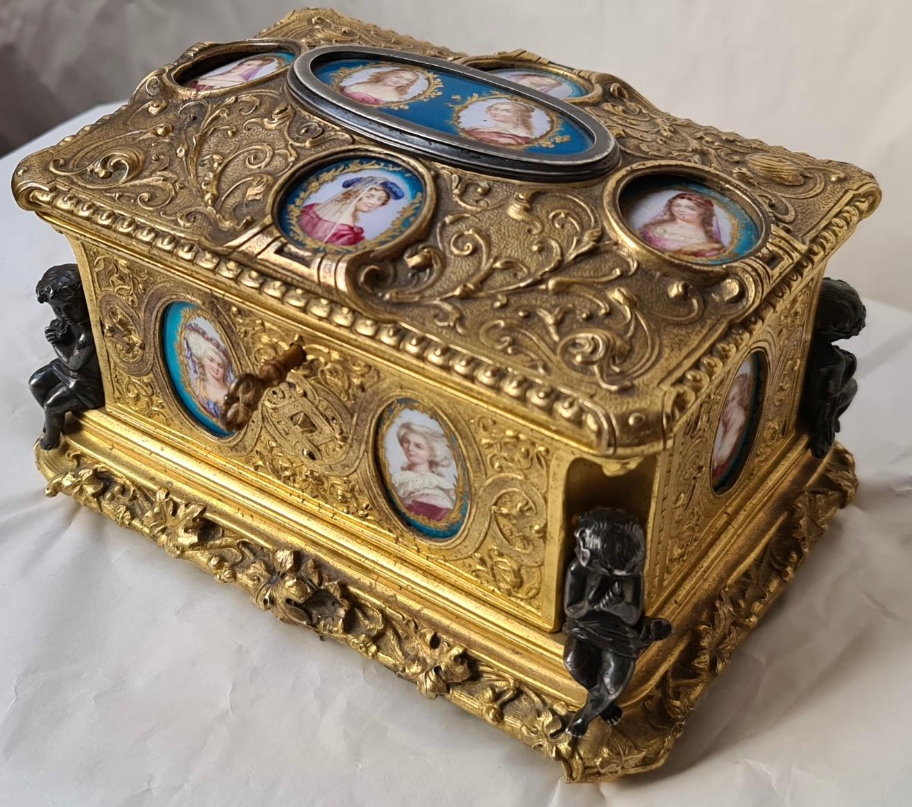 A French Napoléon III ormolu and Sèvres porcelain jewelry casket
Finely chiseled Ormolu designed with rinceaux and foliages
Decorated with ten hand painted Sèvres Porcelain Nobles Women Medallions and an oval one on the lid.
The corners inset