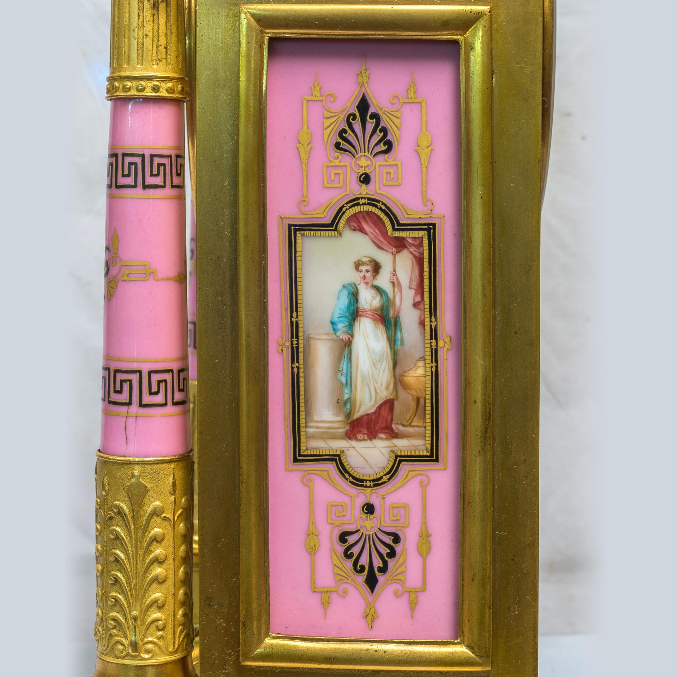 Pendule Napoléon III en porcelaine rose et bronze doré en vente 3