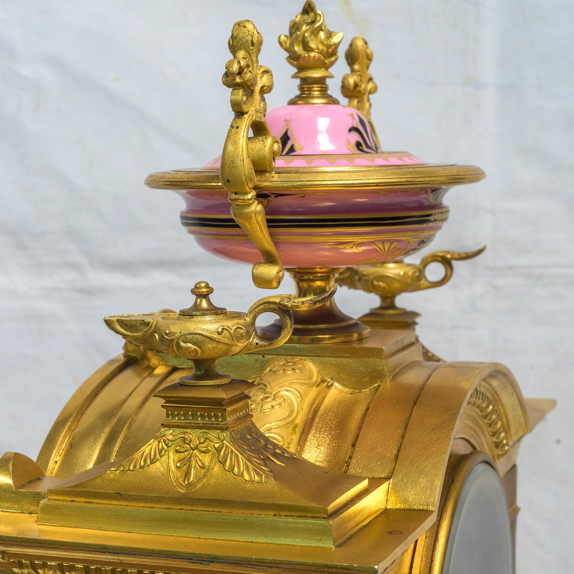 Pendule Napoléon III en porcelaine rose et bronze doré en vente 4