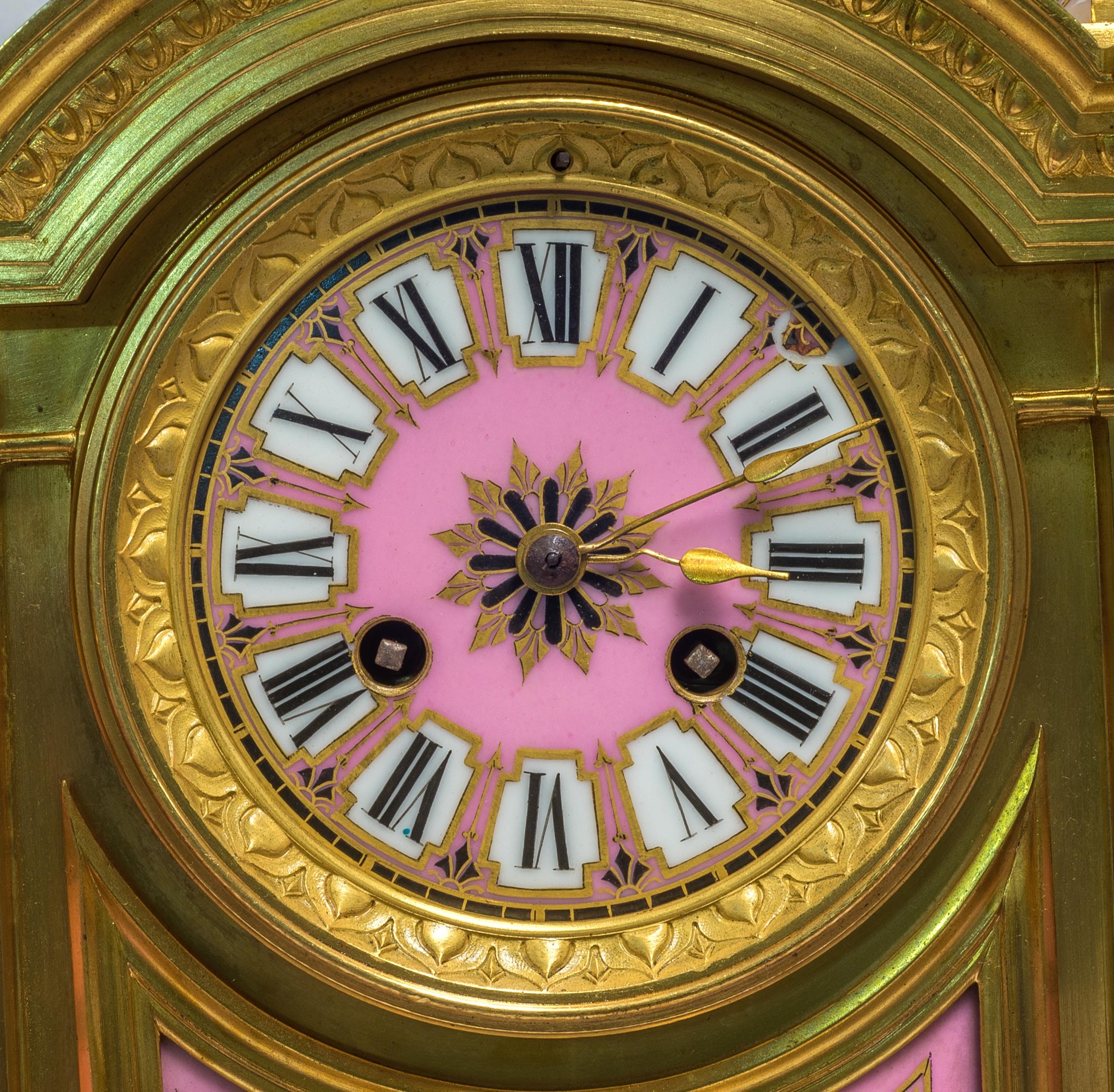 Pendule Napoléon III en porcelaine rose et bronze doré en vente 5