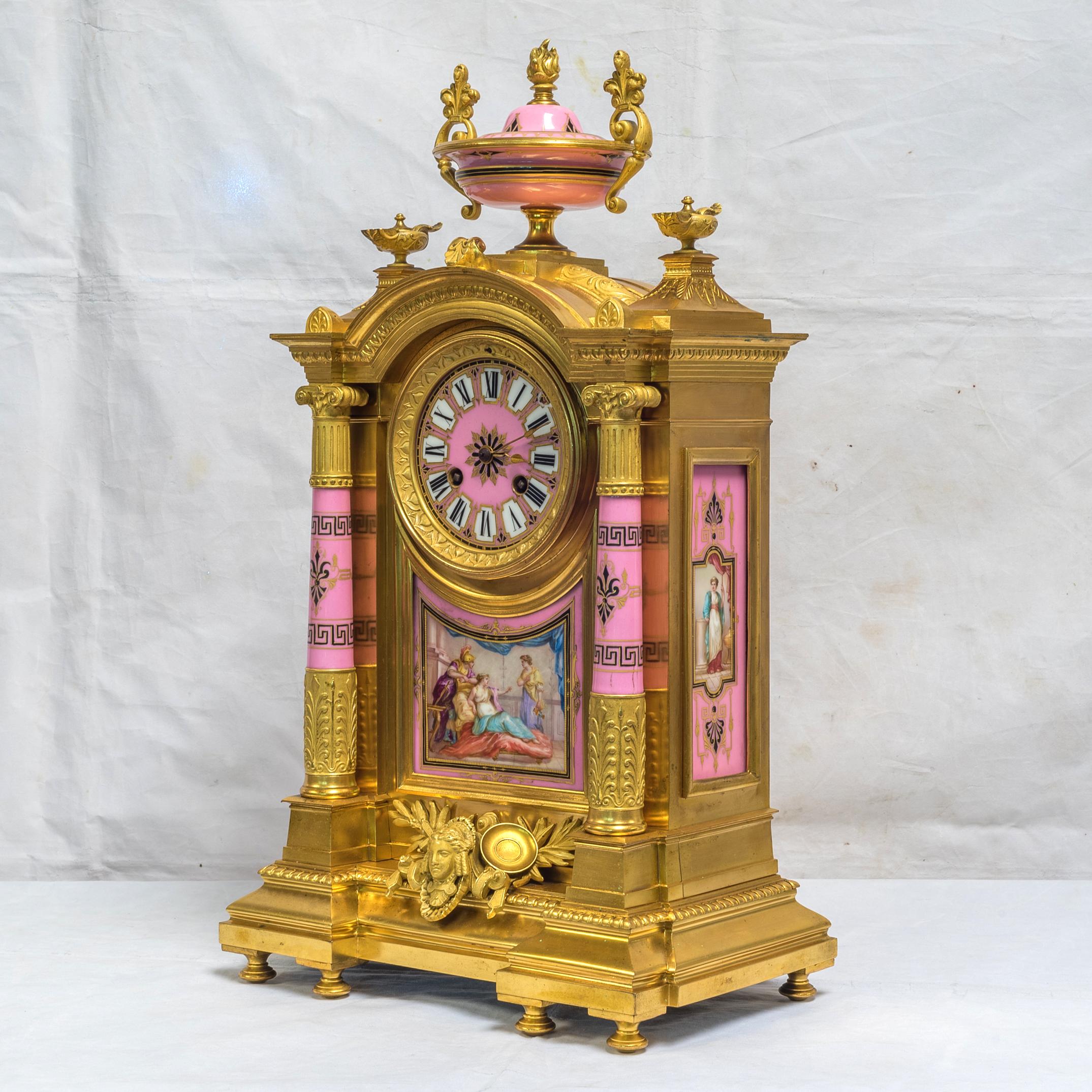Français Pendule Napoléon III en porcelaine rose et bronze doré en vente