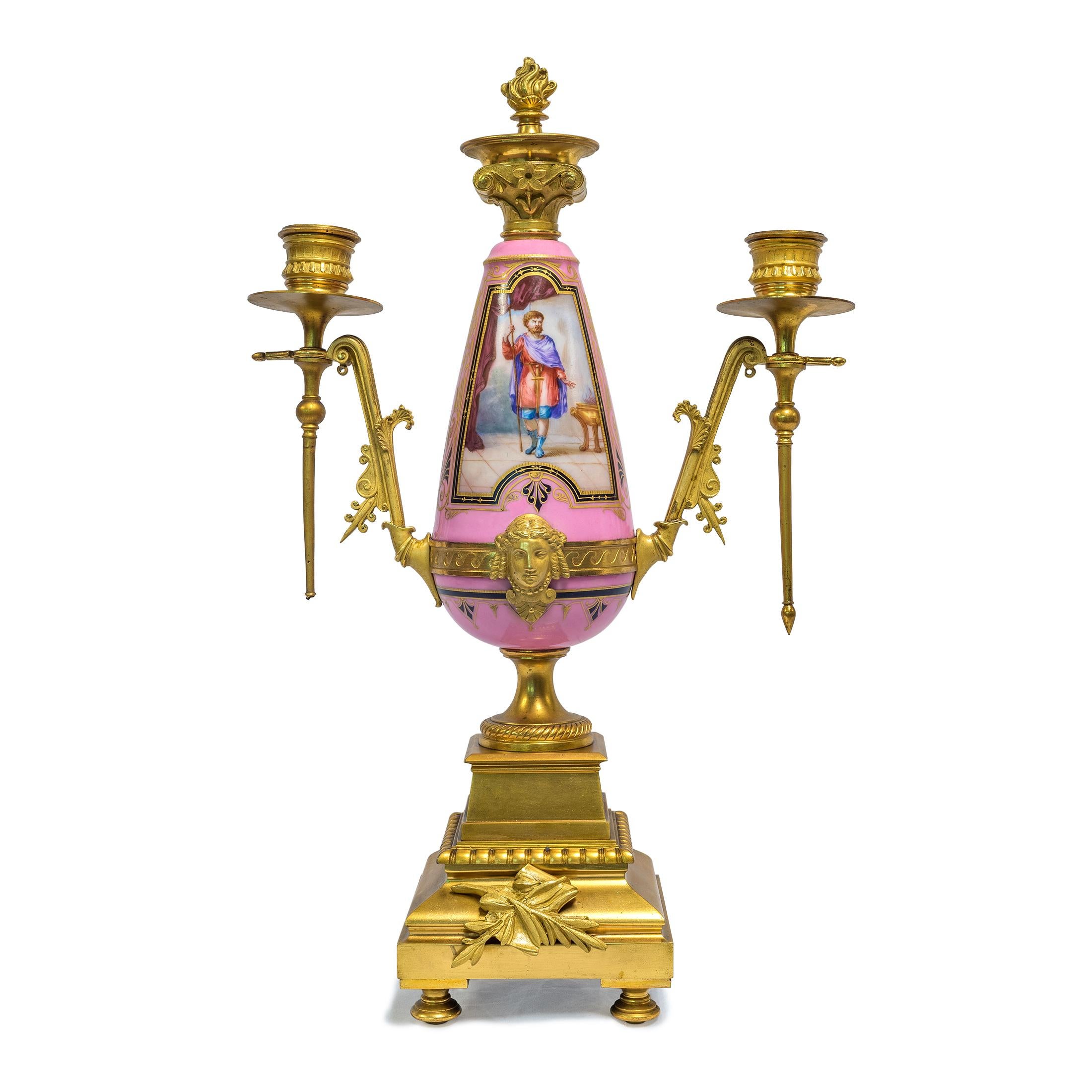 Doré Pendule Napoléon III en porcelaine rose et bronze doré en vente