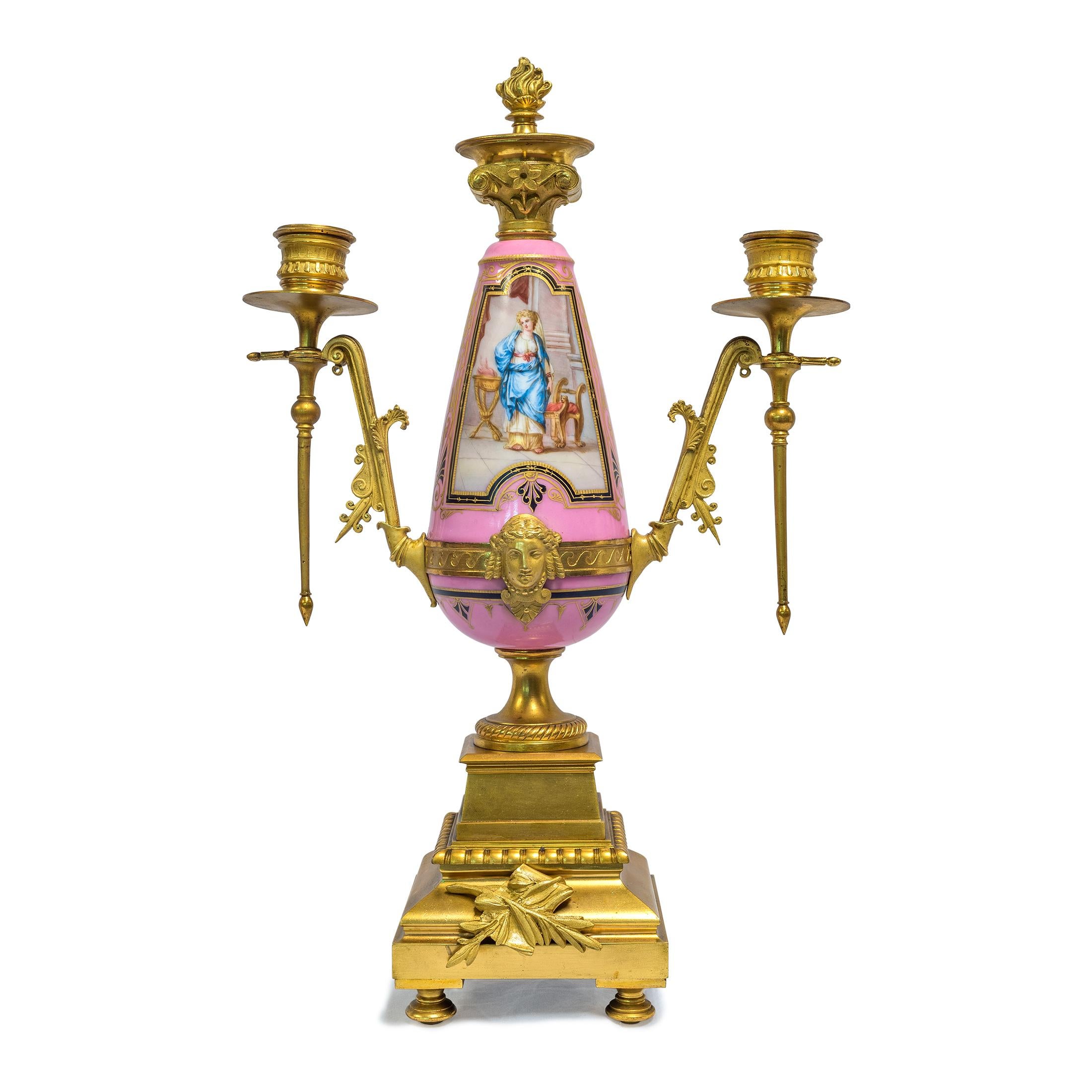 Pendule Napoléon III en porcelaine rose et bronze doré Bon état - En vente à New York, NY