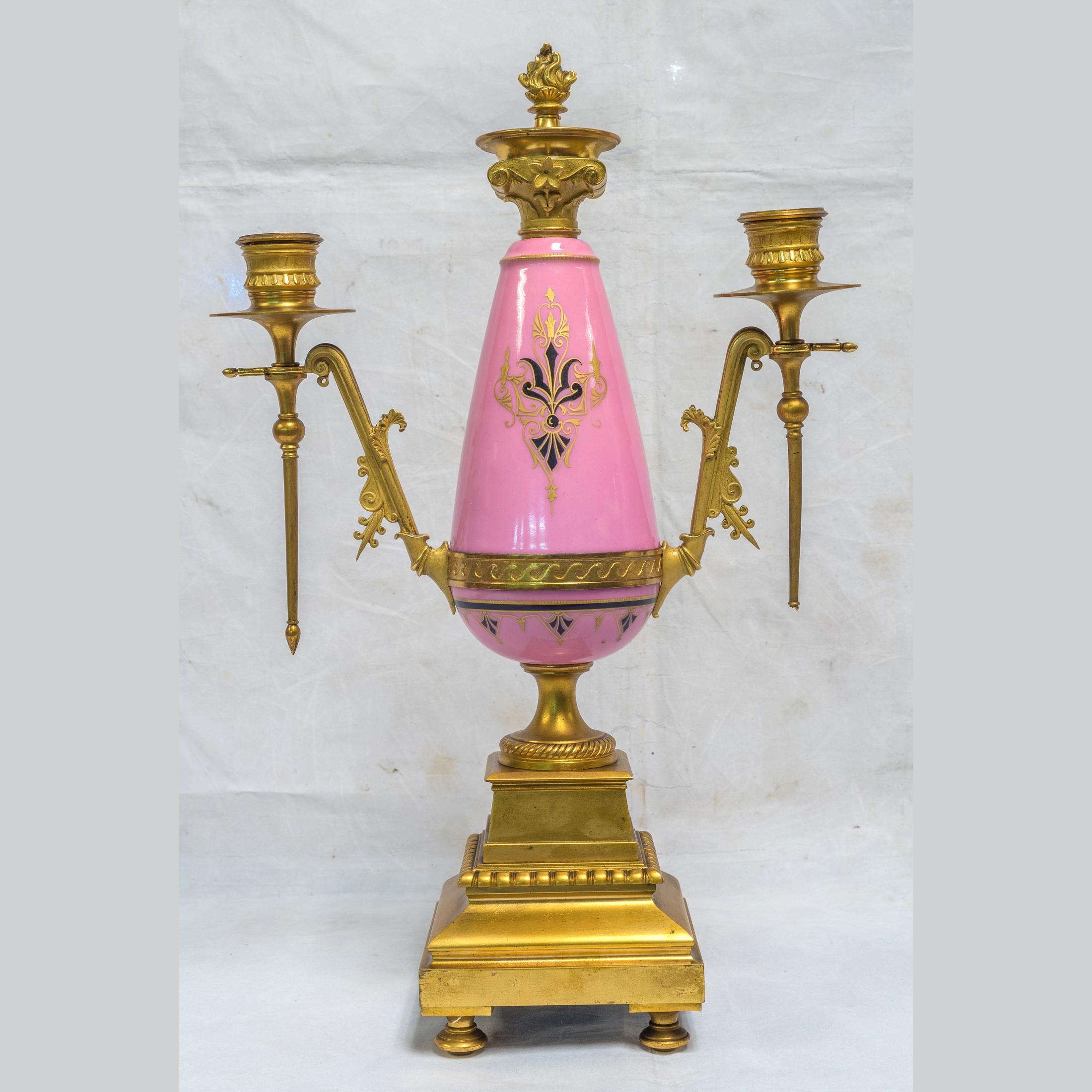 XIXe siècle Pendule Napoléon III en porcelaine rose et bronze doré en vente