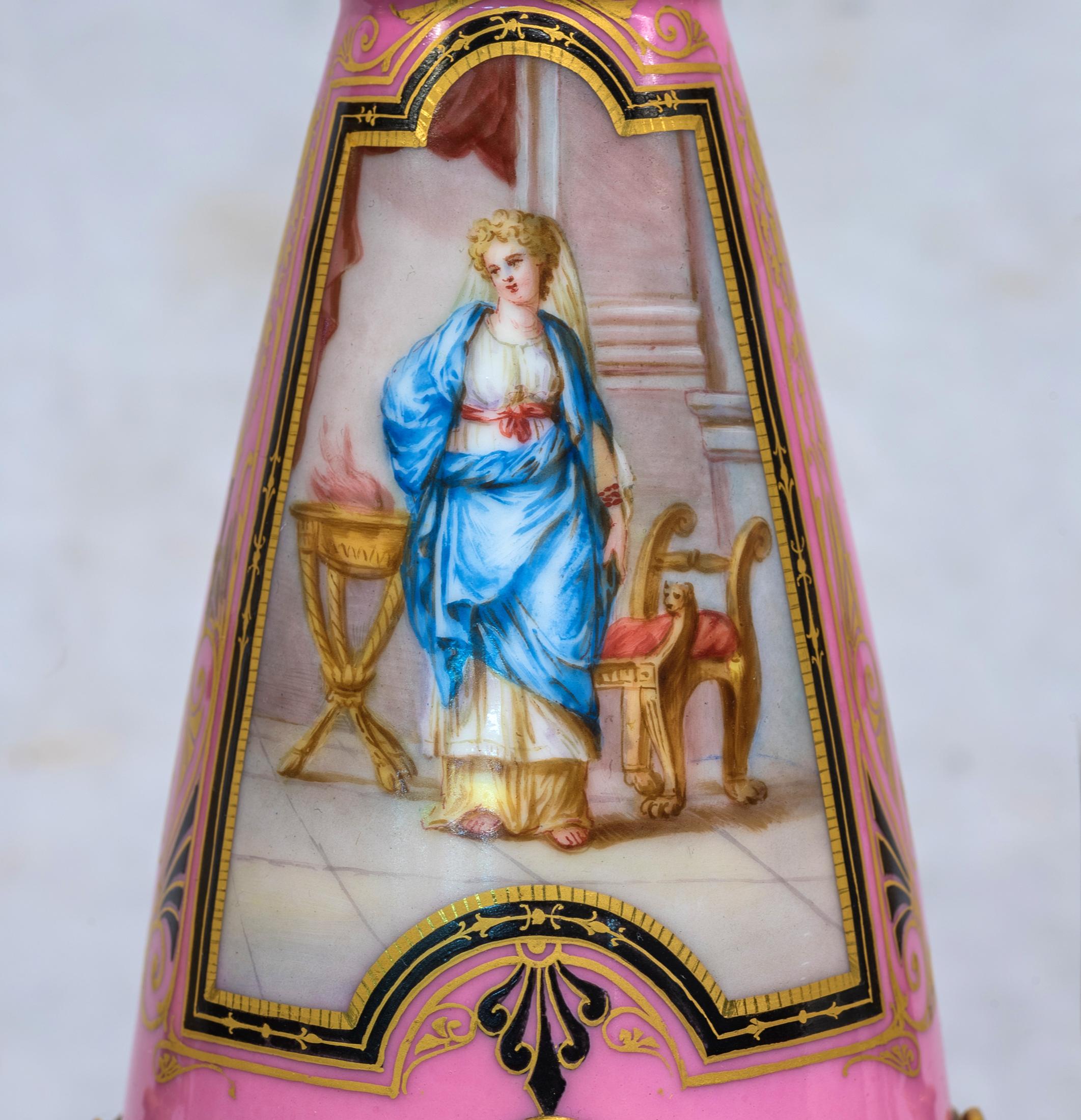 Bronze Pendule Napoléon III en porcelaine rose et bronze doré en vente