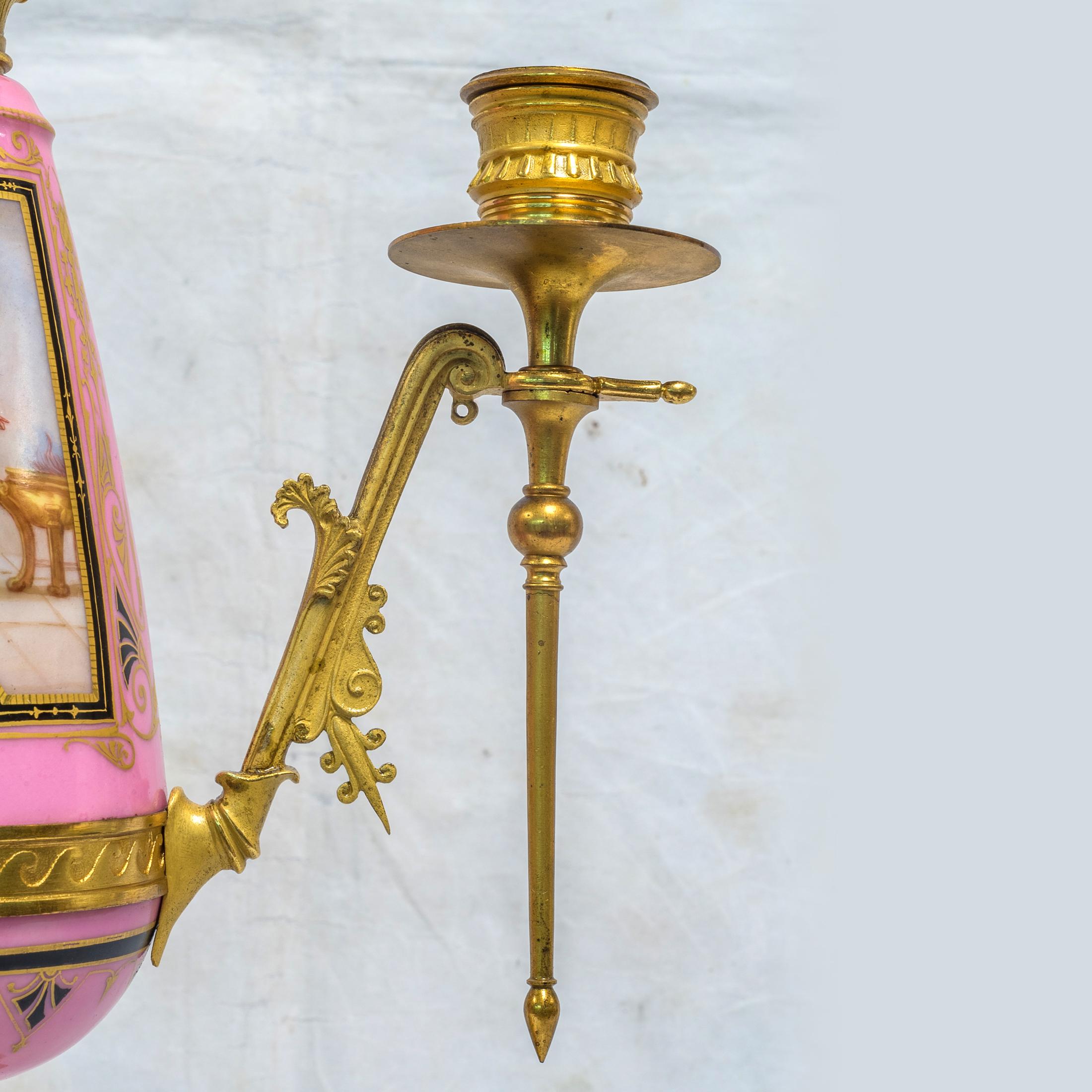 Pendule Napoléon III en porcelaine rose et bronze doré en vente 2