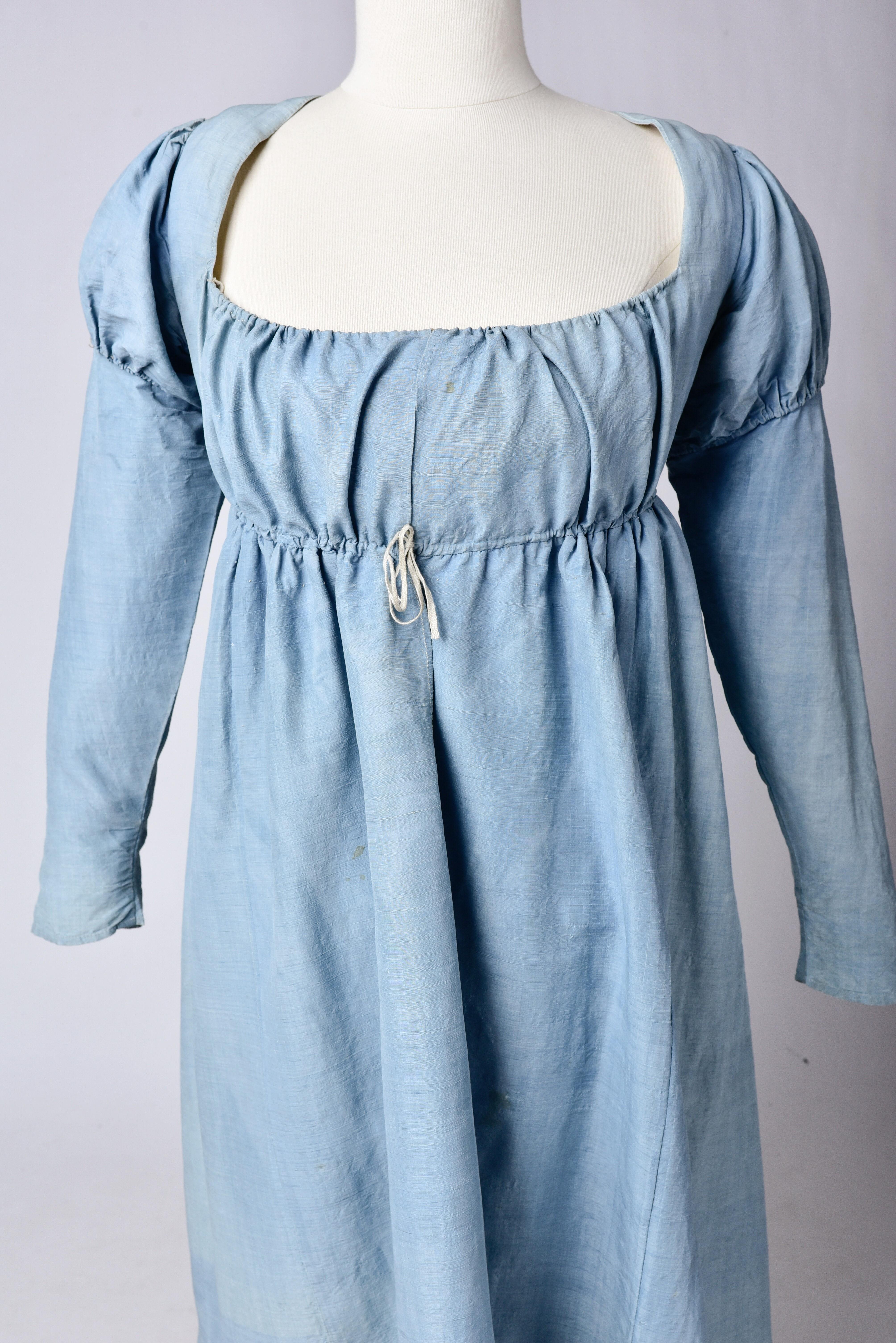 A French Napoleonic Pastel blue Silk Regency Dress Circa 1800-1805 In Good Condition In Toulon, FR