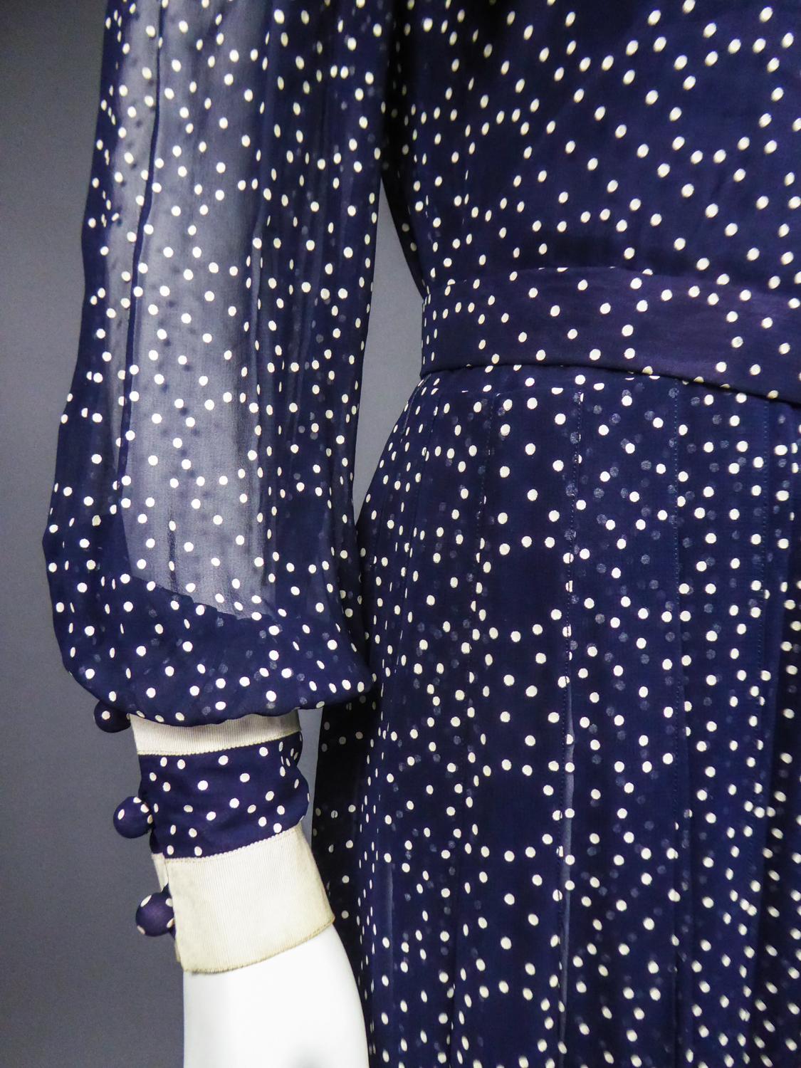 Marineblaues Chiffon-Cocktailkleid mit weißen Polka Dots CIRCA 1975 5