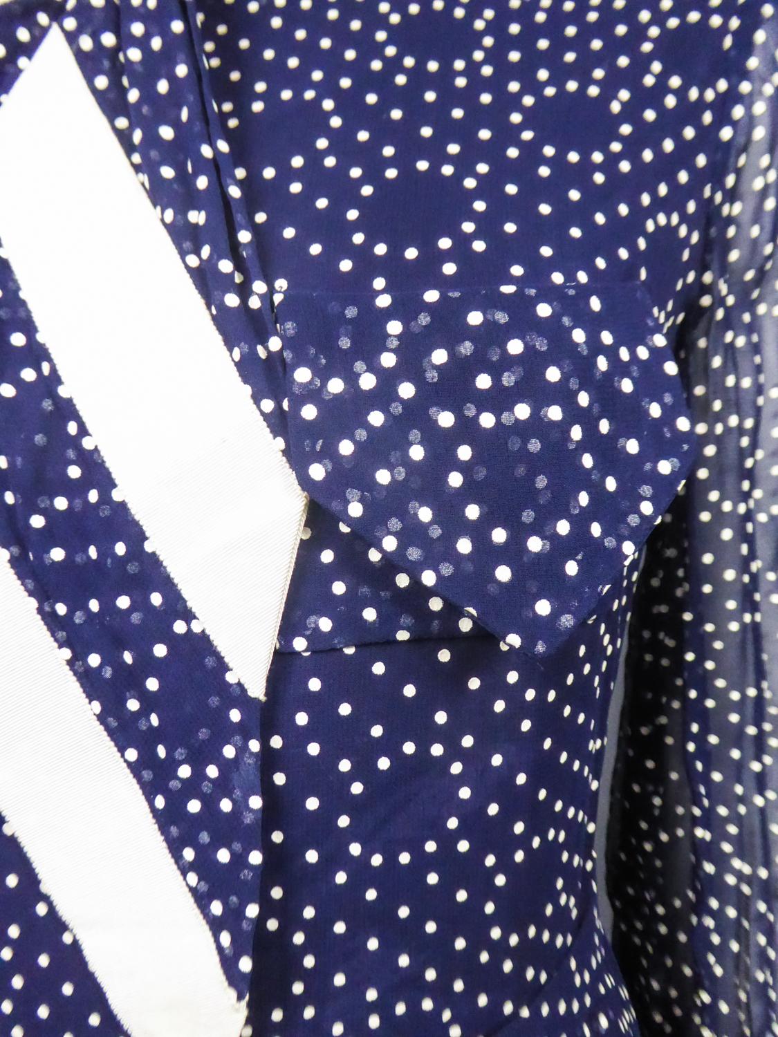 Marineblaues Chiffon-Cocktailkleid mit weißen Polka Dots CIRCA 1975 6