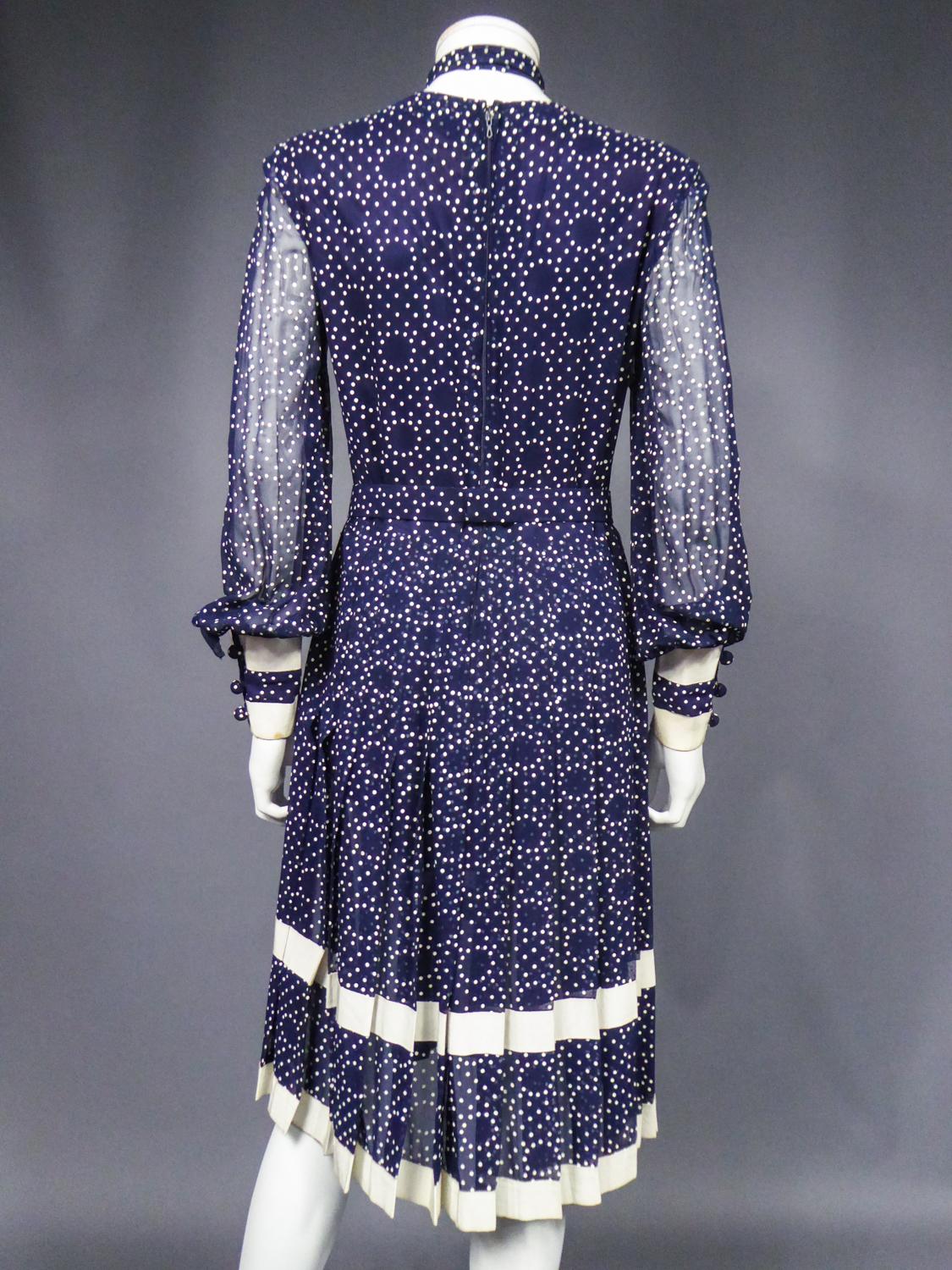 Marineblaues Chiffon-Cocktailkleid mit weißen Polka Dots CIRCA 1975 7