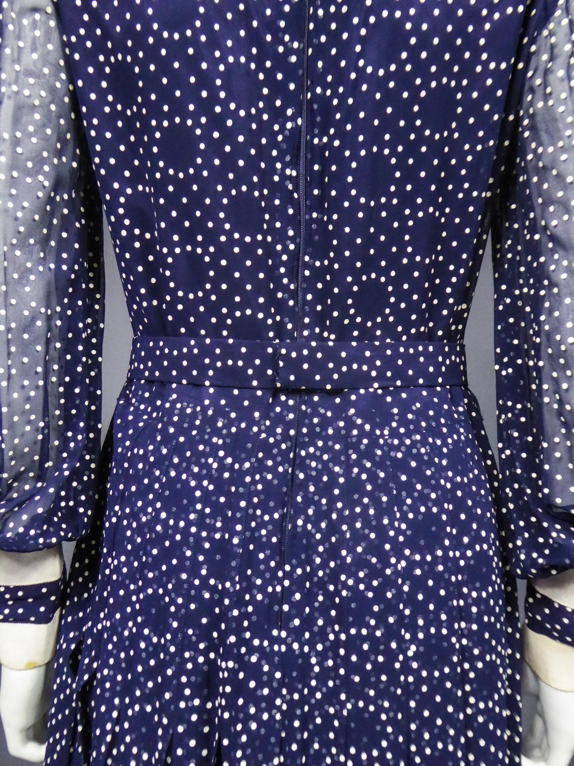 Marineblaues Chiffon-Cocktailkleid mit weißen Polka Dots CIRCA 1975 8