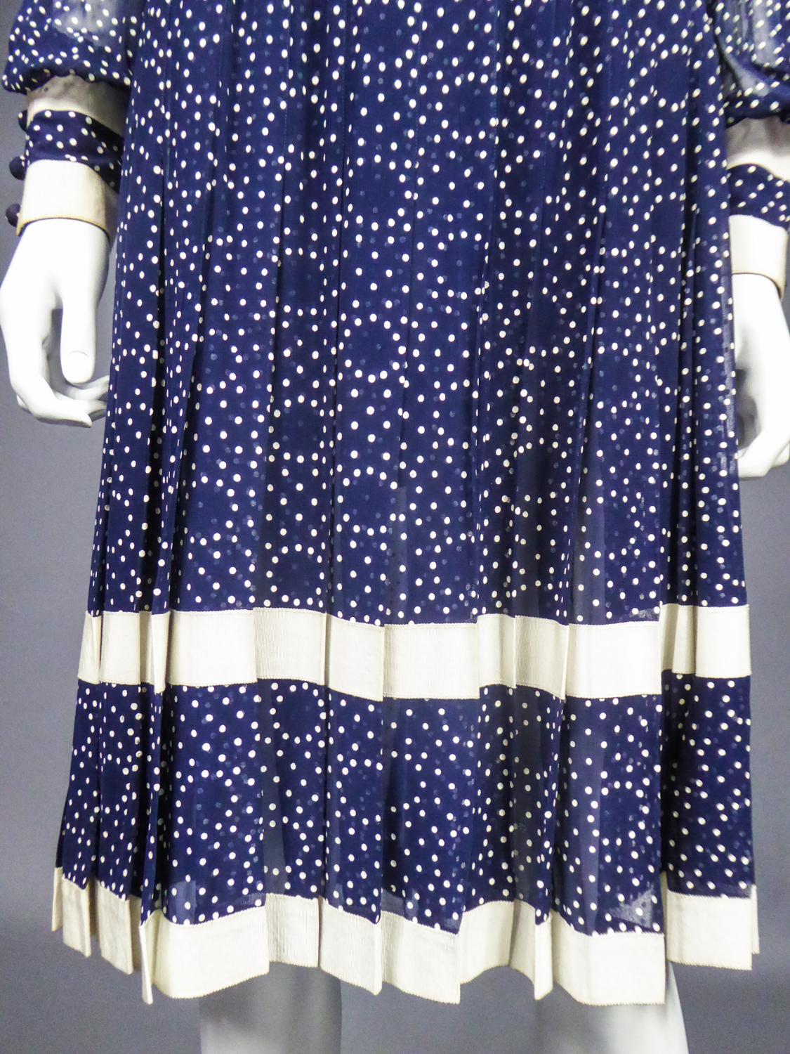Marineblaues Chiffon-Cocktailkleid mit weißen Polka Dots CIRCA 1975 9