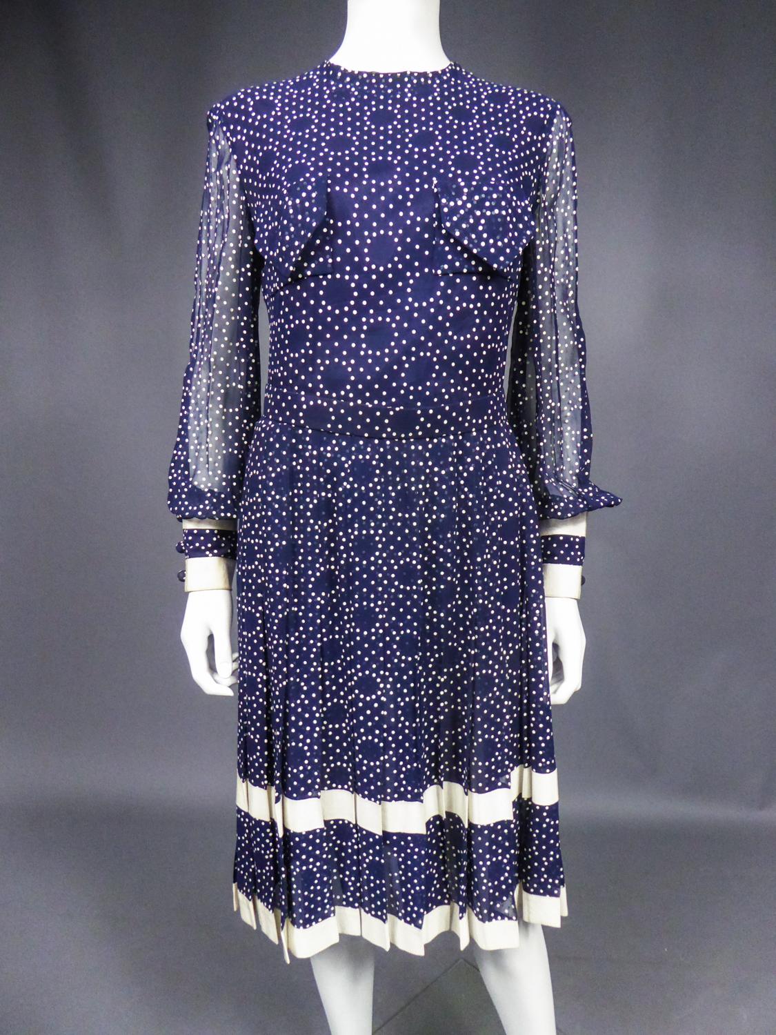 Marineblaues Chiffon-Cocktailkleid mit weißen Polka Dots CIRCA 1975 10