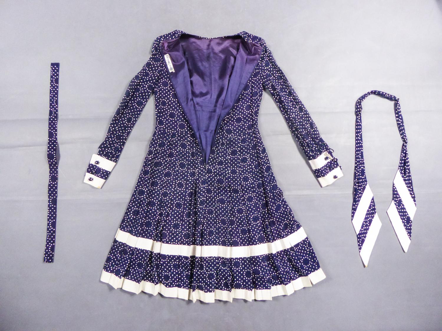 Marineblaues Chiffon-Cocktailkleid mit weißen Polka Dots CIRCA 1975 (Violett)