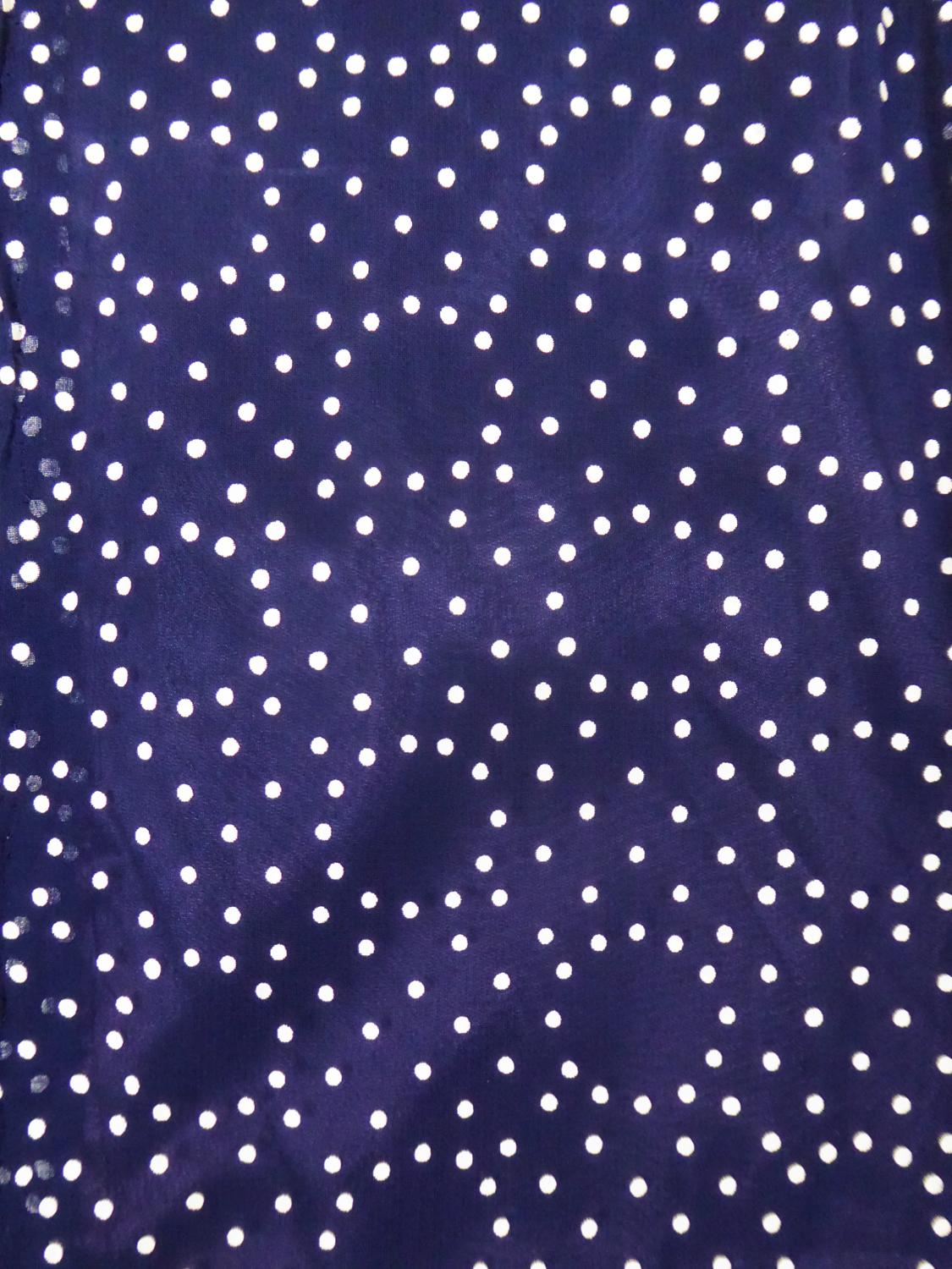 Marineblaues Chiffon-Cocktailkleid mit weißen Polka Dots CIRCA 1975 im Zustand „Gut“ in Toulon, FR