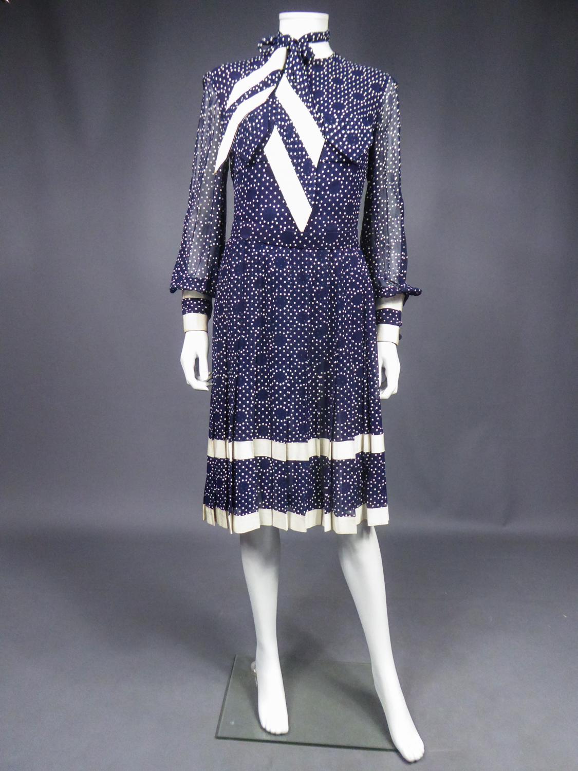 Marineblaues Chiffon-Cocktailkleid mit weißen Polka Dots CIRCA 1975 Damen