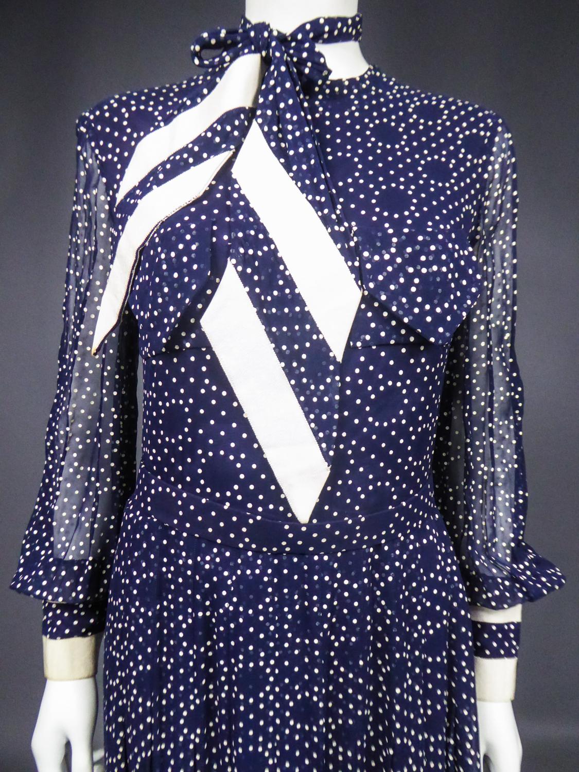 Marineblaues Chiffon-Cocktailkleid mit weißen Polka Dots CIRCA 1975 1
