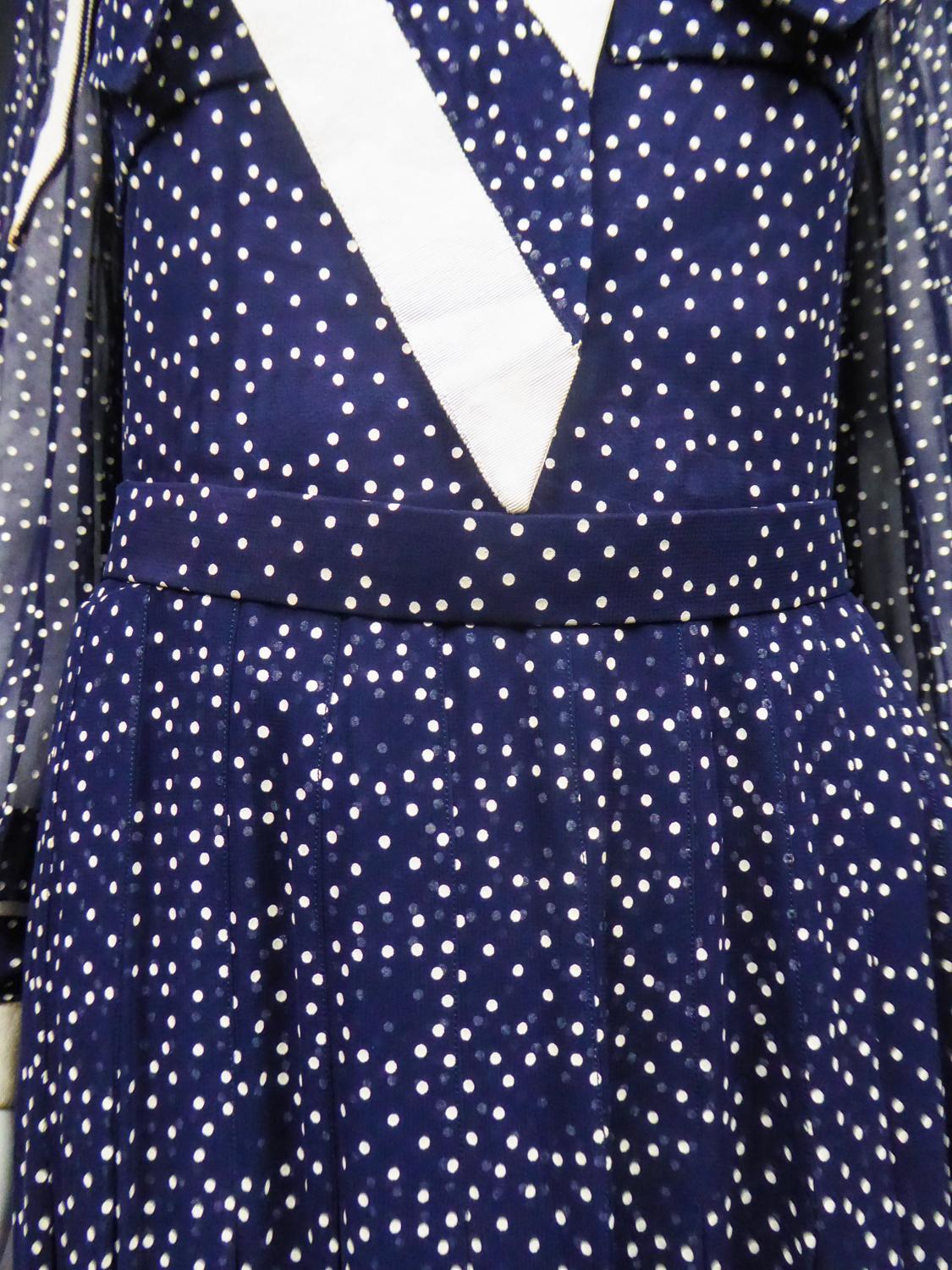 Marineblaues Chiffon-Cocktailkleid mit weißen Polka Dots CIRCA 1975 2