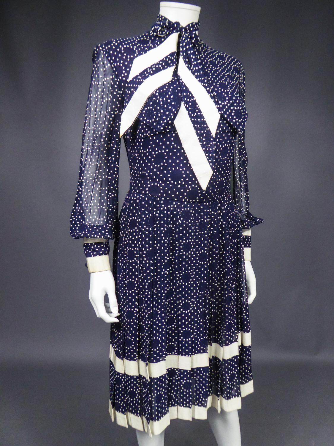 Marineblaues Chiffon-Cocktailkleid mit weißen Polka Dots CIRCA 1975 3