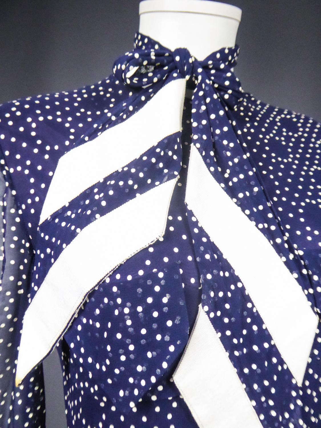 Marineblaues Chiffon-Cocktailkleid mit weißen Polka Dots CIRCA 1975 4