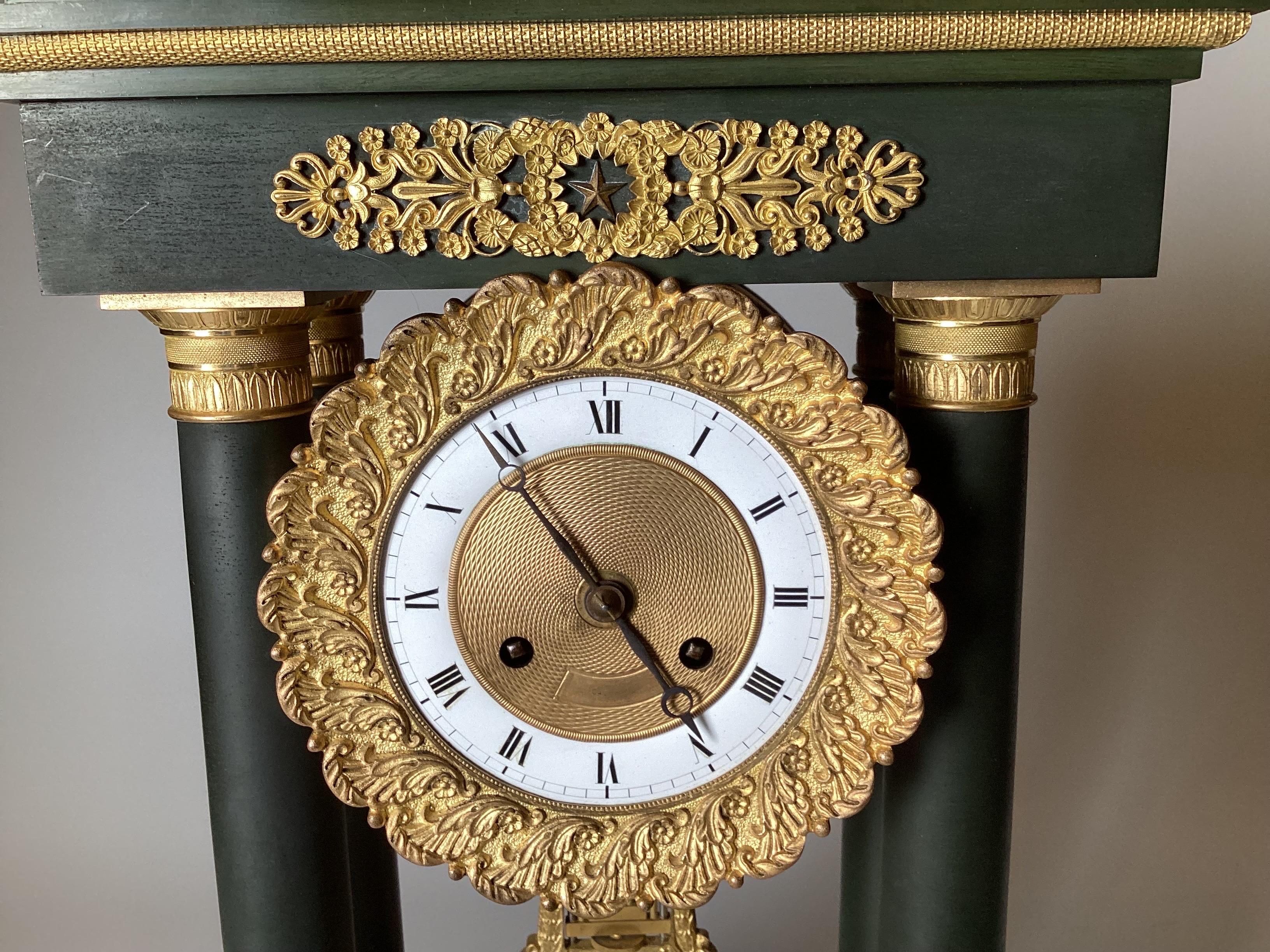 Néo-empire Horloge de portique en bronze patiné et doré de style néoclassique français vers 1875 en vente