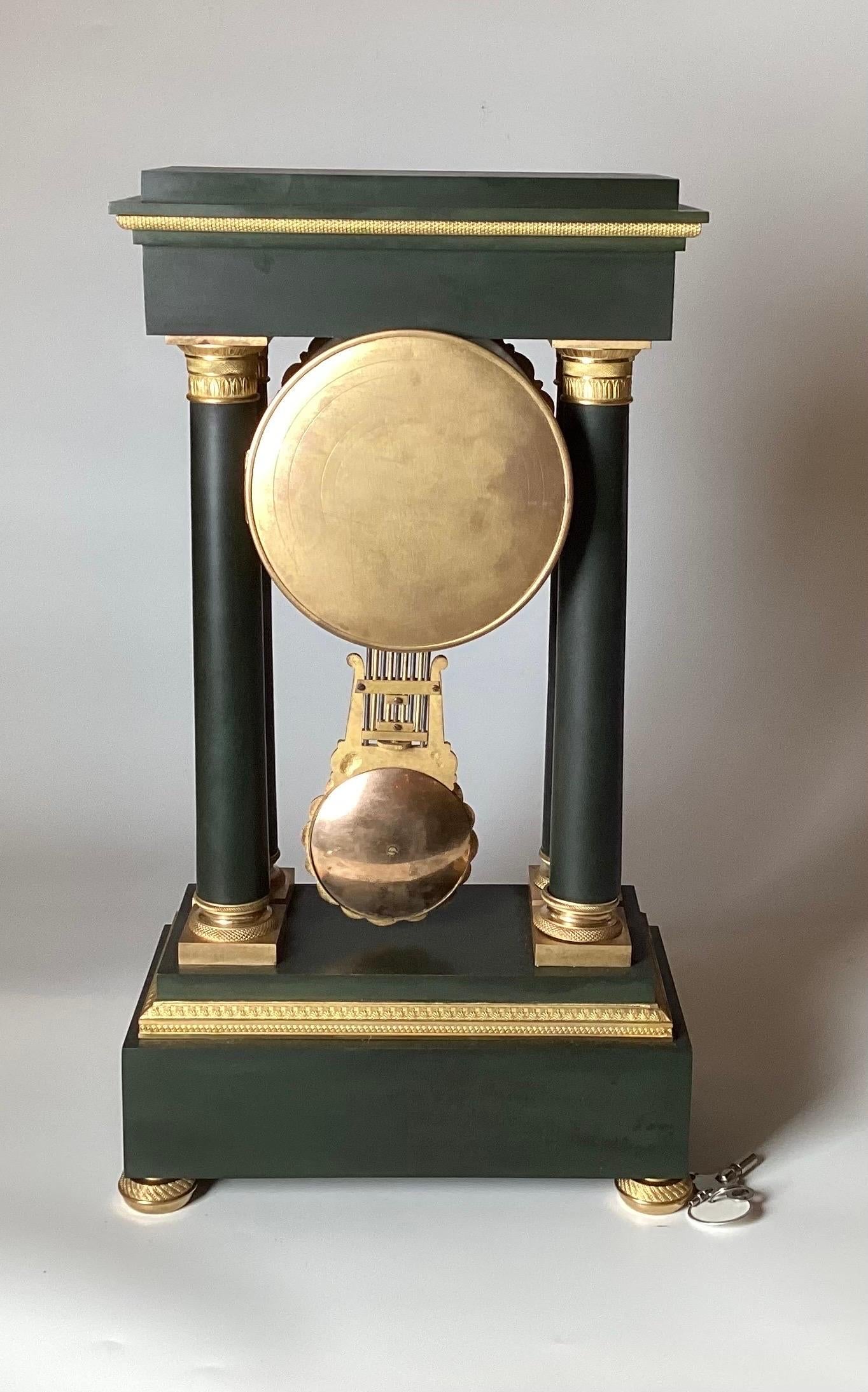 Horloge de portique en bronze patiné et doré de style néoclassique français vers 1875 Bon état - En vente à Lambertville, NJ
