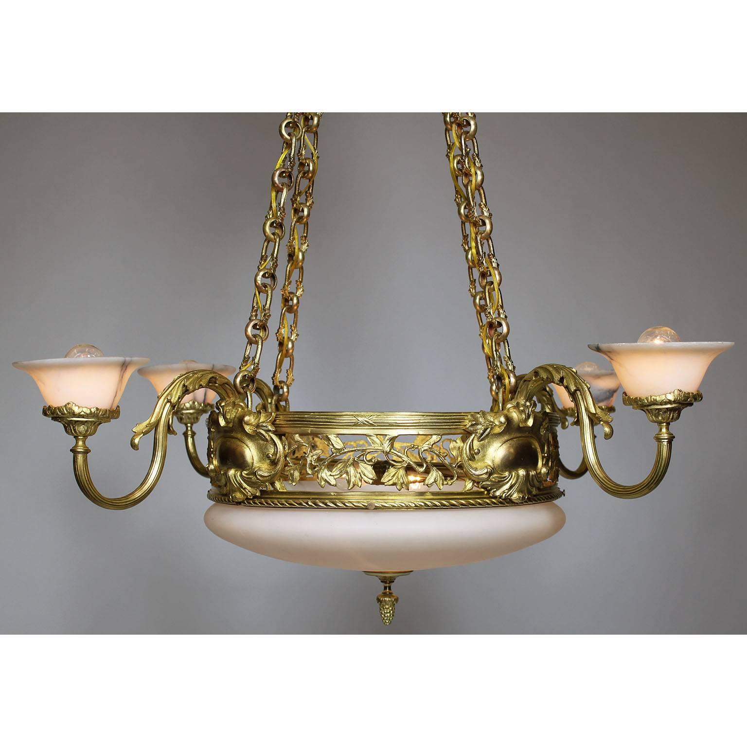 Französischer Kronleuchter im neoklassischen Stil aus vergoldeter Bronze, Alabaster und Opalglas  (Neoklassisches Revival) im Angebot