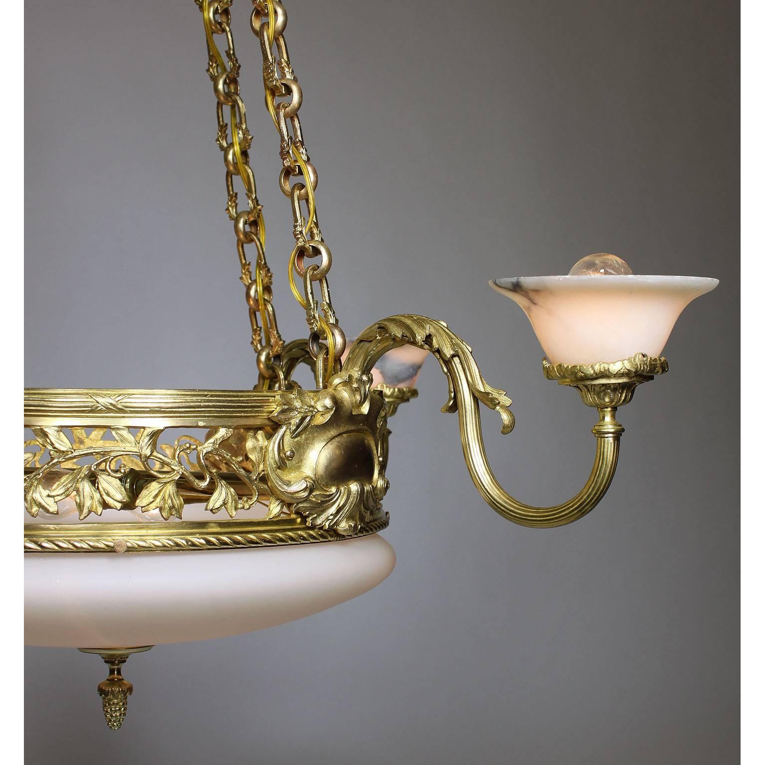 Francese Lampadario in stile neoclassico francese in bronzo dorato, alabastro e vetro opalino in vendita