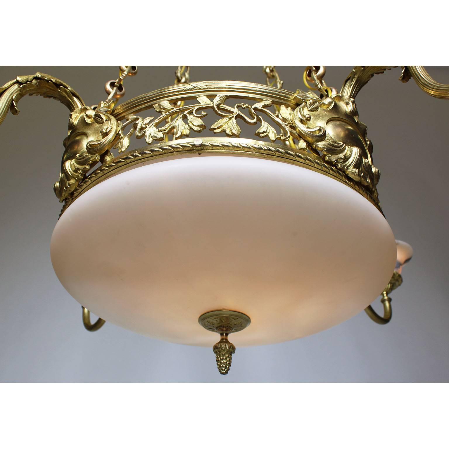 Französischer Kronleuchter im neoklassischen Stil aus vergoldeter Bronze, Alabaster und Opalglas  im Zustand „Gut“ im Angebot in Los Angeles, CA