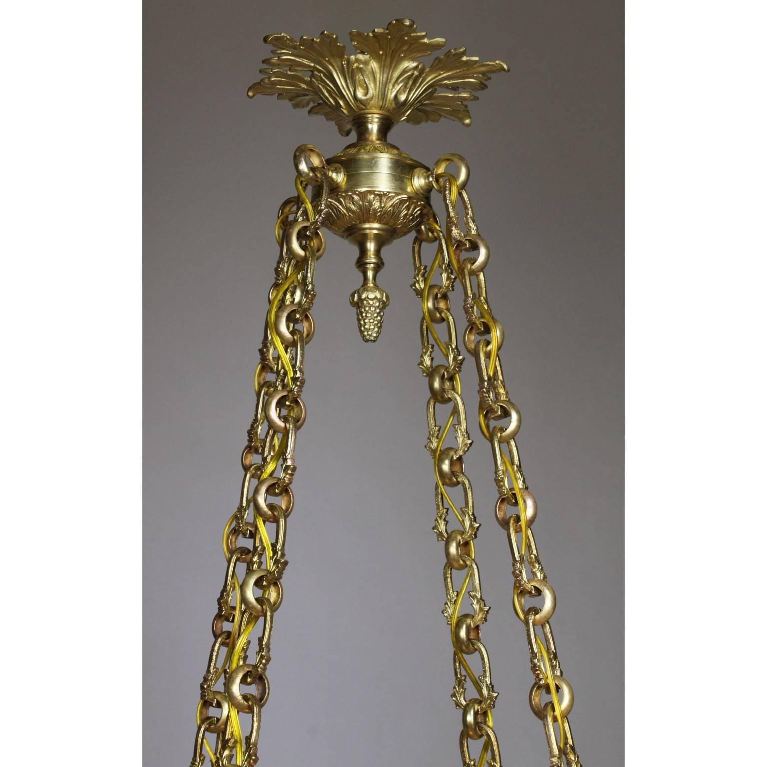 Französischer Kronleuchter im neoklassischen Stil aus vergoldeter Bronze, Alabaster und Opalglas  (Frühes 20. Jahrhundert) im Angebot