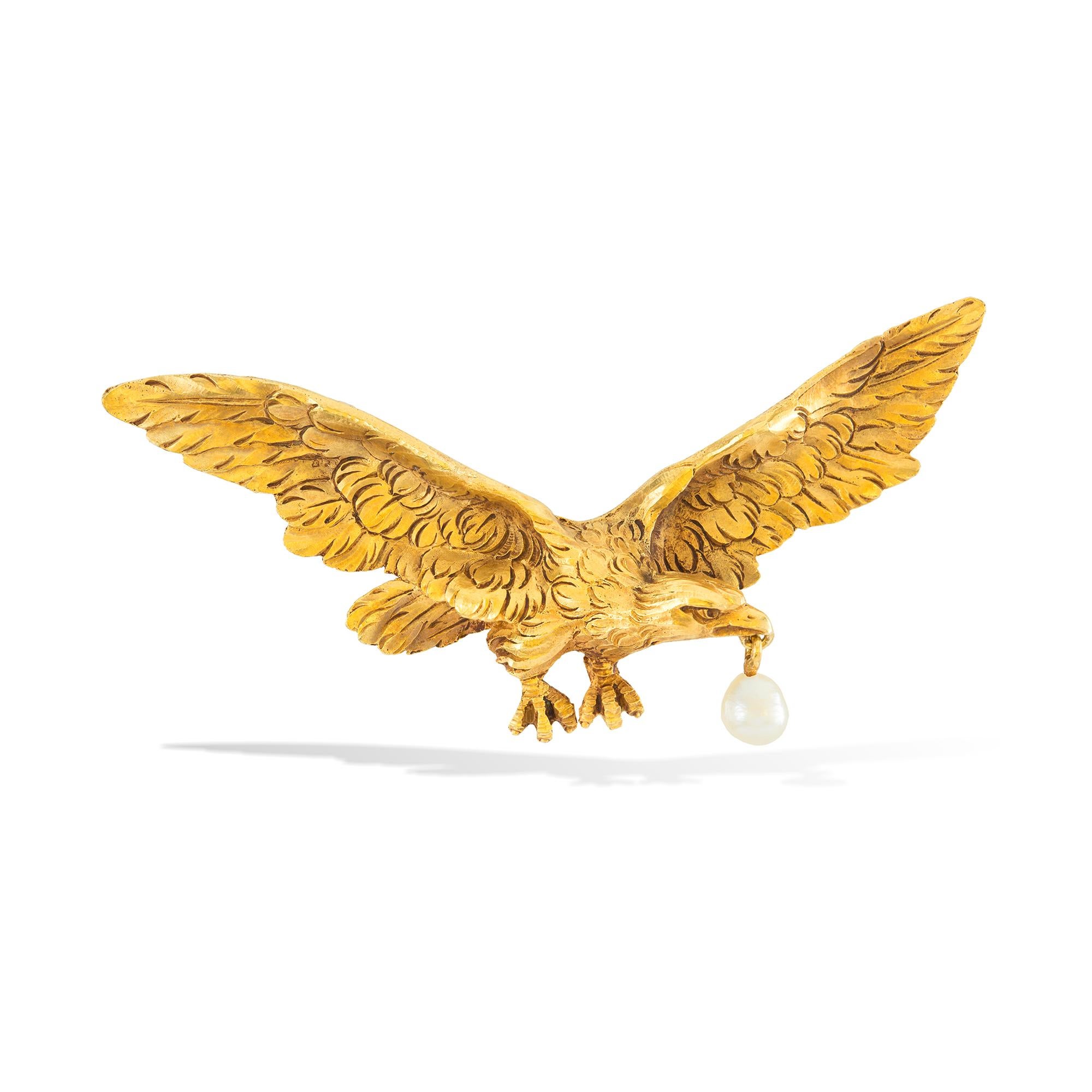 Französische geschnitzte Adlerbrosche aus Gold des neunzehnten Jahrhunderts (Viktorianisch) im Angebot