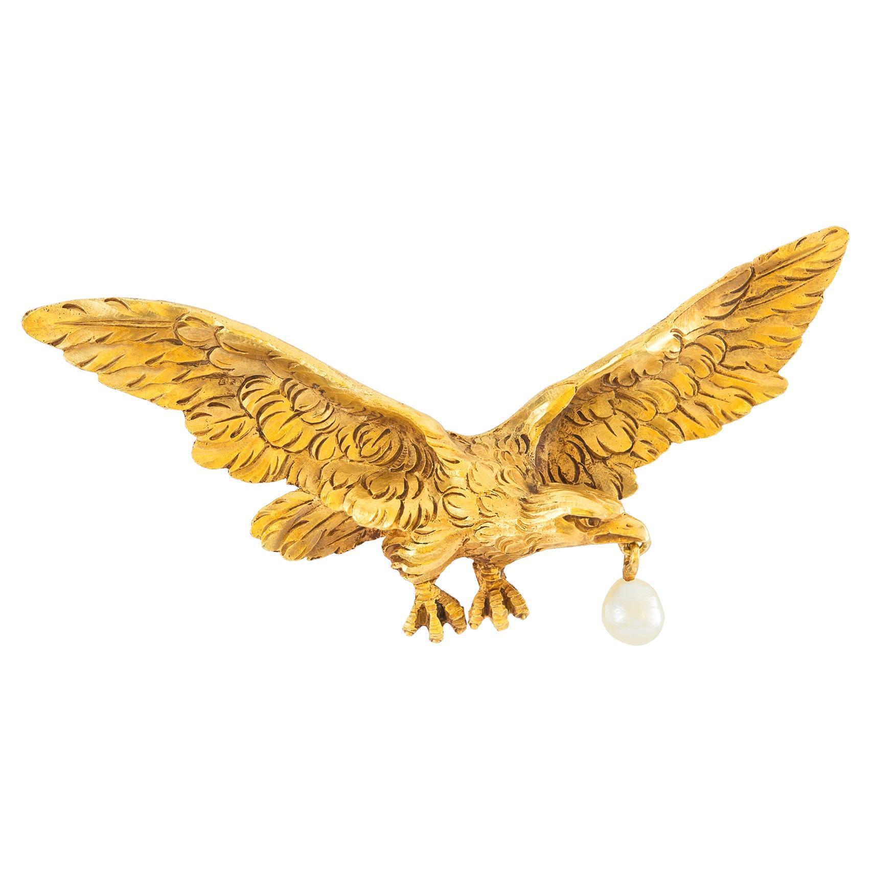 Französische geschnitzte Adlerbrosche aus Gold des neunzehnten Jahrhunderts im Angebot