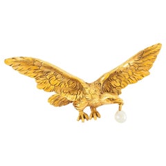 Französische geschnitzte Adlerbrosche aus Gold des neunzehnten Jahrhunderts