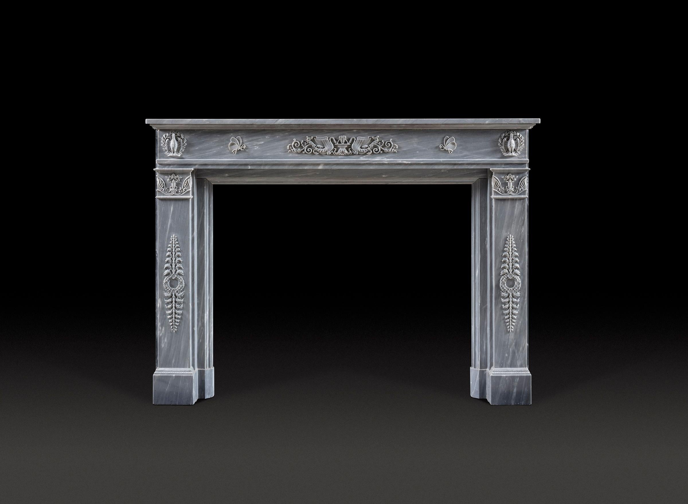 Con un ripiano arrotondato a gradini e sagomato. Il fregio è caratterizzato da medaglioni ovali uniti con spruzzi intrecciati di teste di fiori legate da nastri. Gli stipiti hanno la forma di colonne coniche arrotondate e scanalate di arresto con