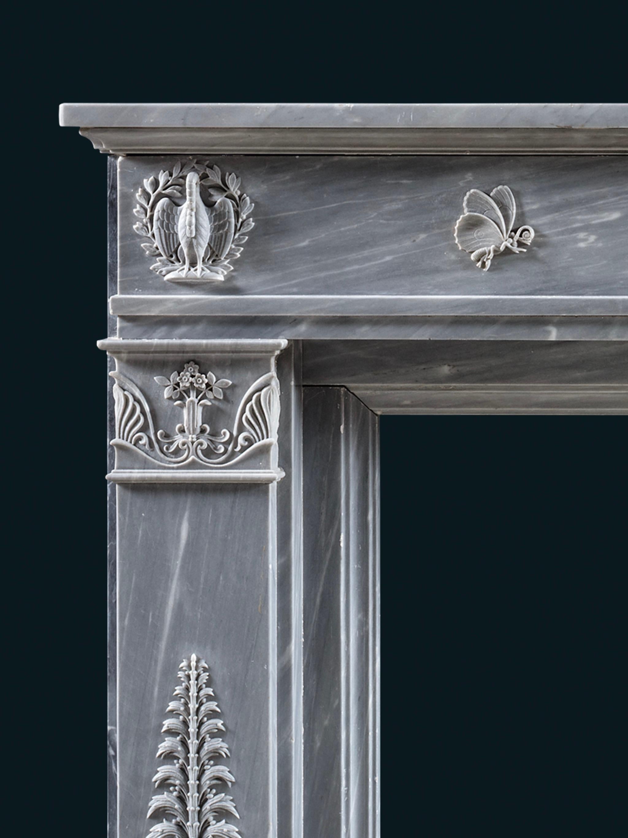 Intagliato a mano Una cornice per caminetto in marmo bianco venato francese del XIX secolo in vendita
