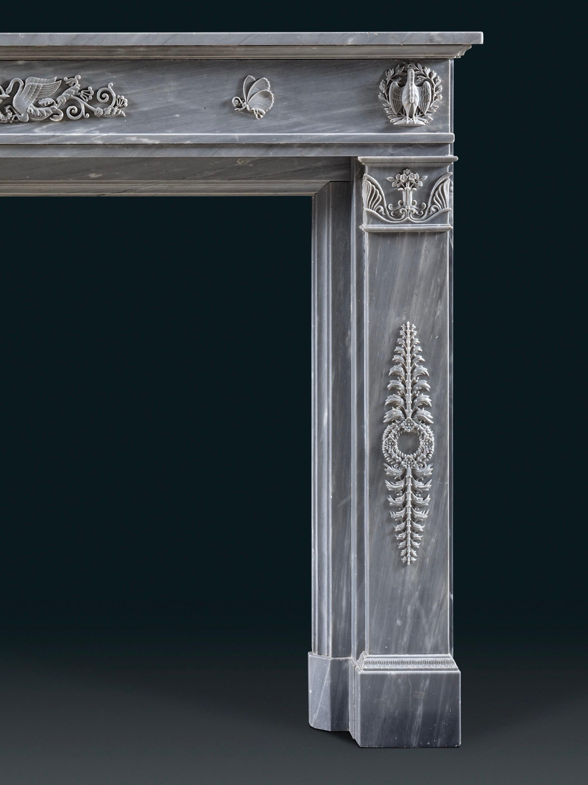 Una cornice per caminetto in marmo bianco venato francese del XIX secolo in vendita 1