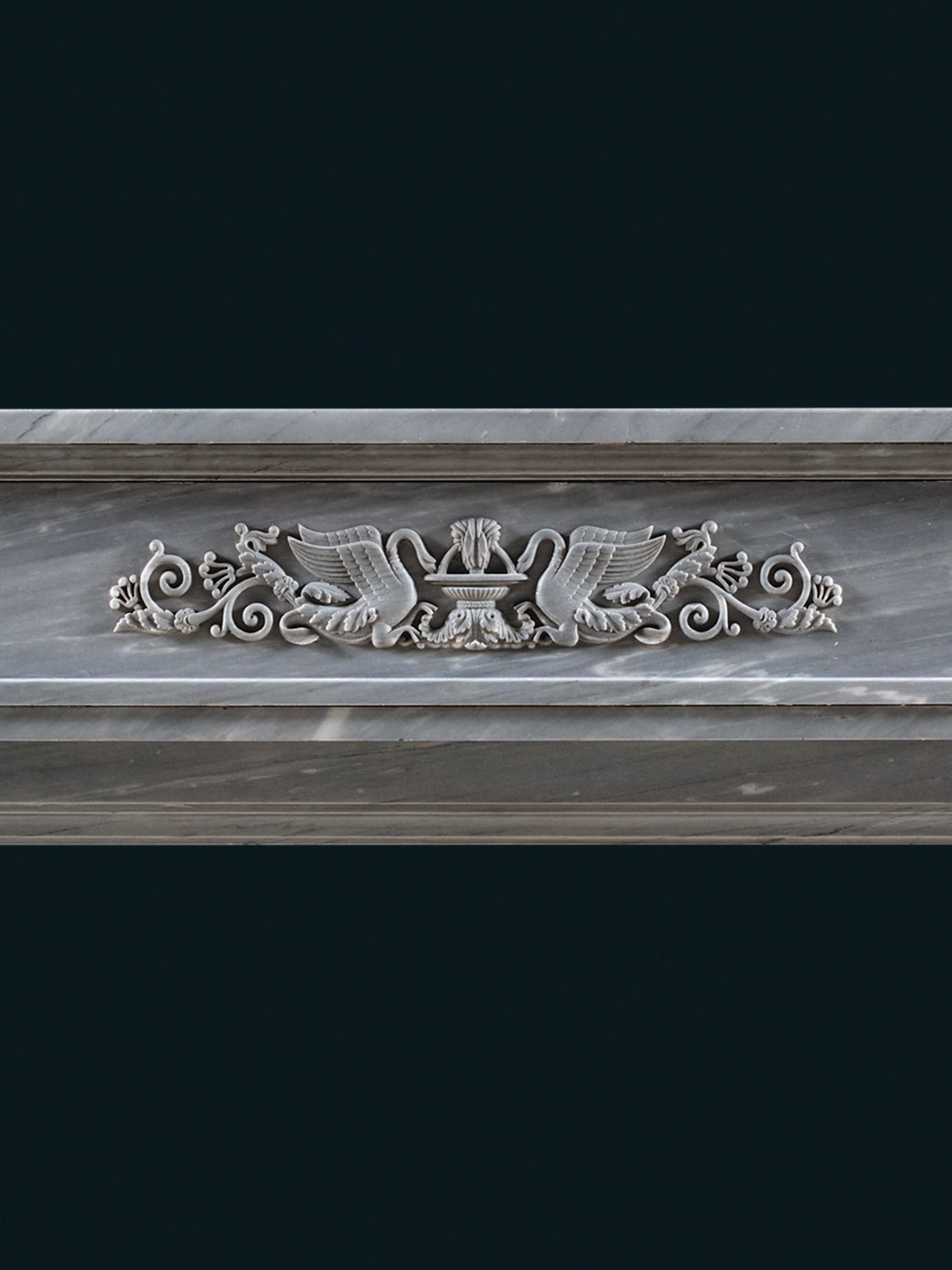 Una cornice per caminetto in marmo bianco venato francese del XIX secolo in vendita 2
