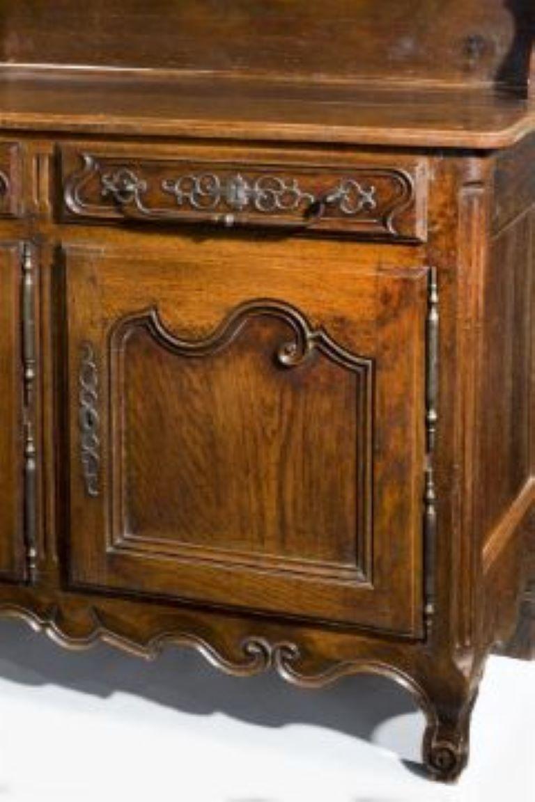 A French Oak and Chestnut Dresser, late 18th Century/ early 19th Century In Good Condition For Sale In Lincoln, GB
